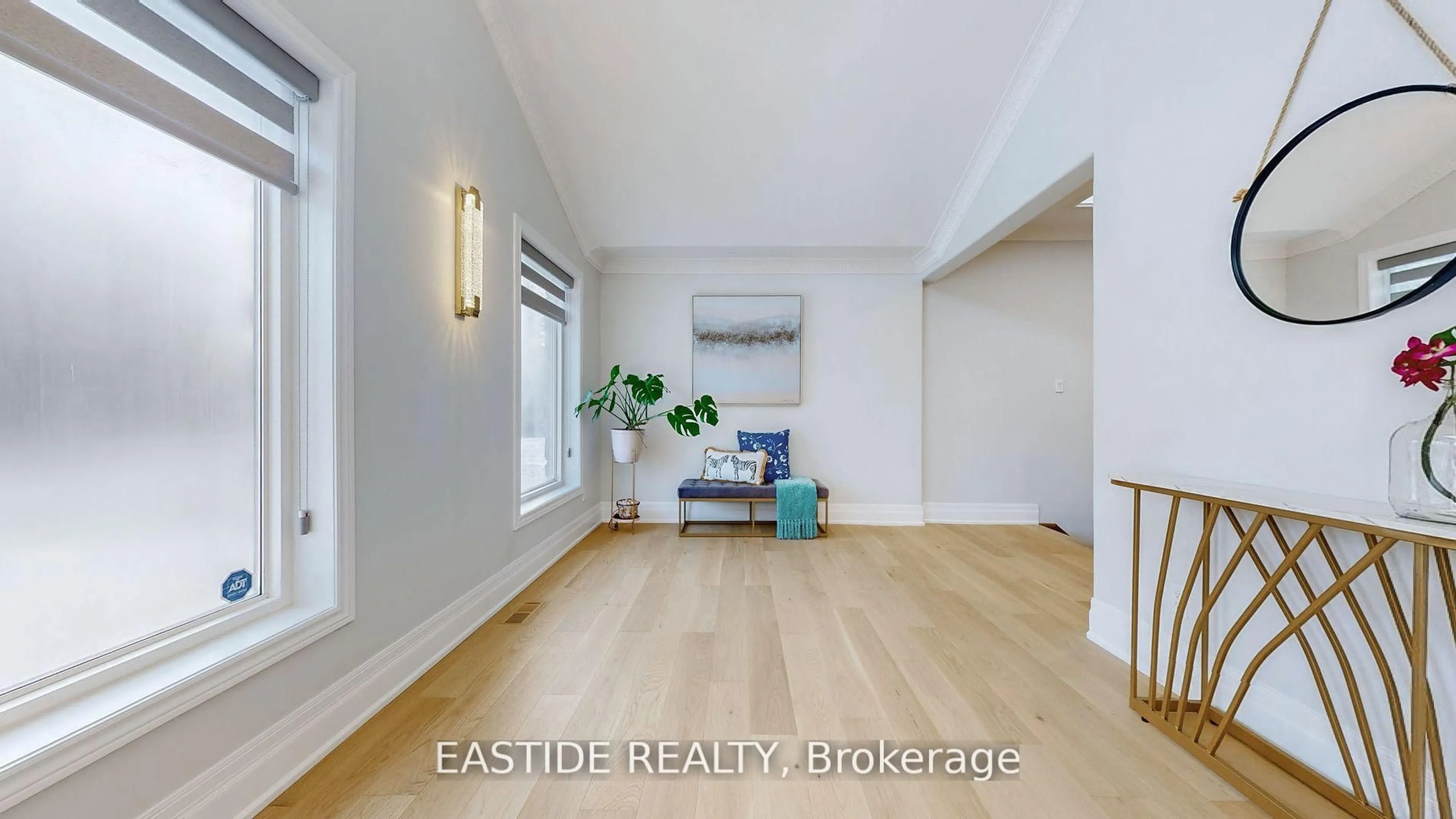 Indoor entryway for 8 Ridgewood Dr, Richmond Hill Ontario L4E 3M1