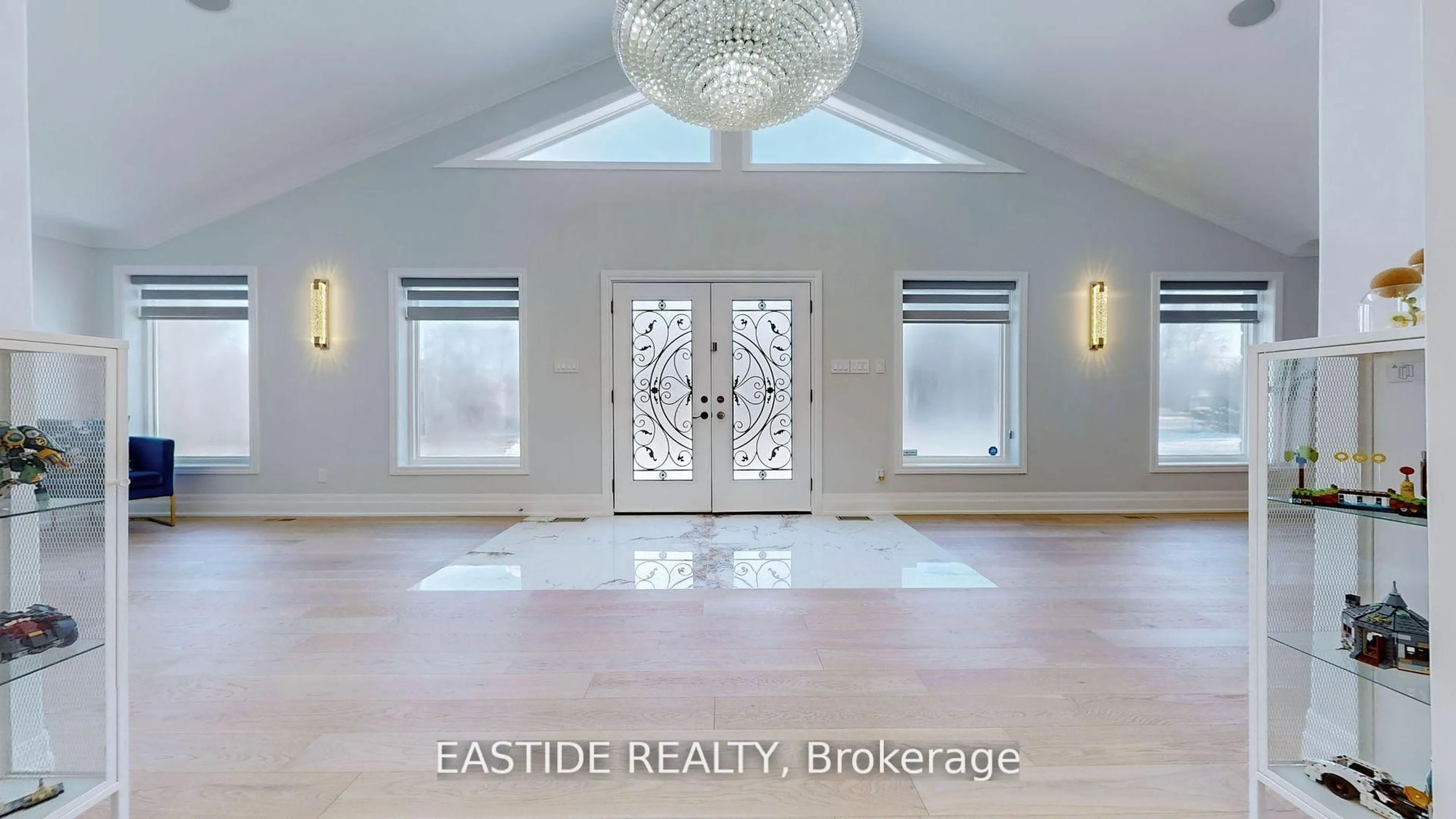 Indoor entryway for 8 Ridgewood Dr, Richmond Hill Ontario L4E 3M1