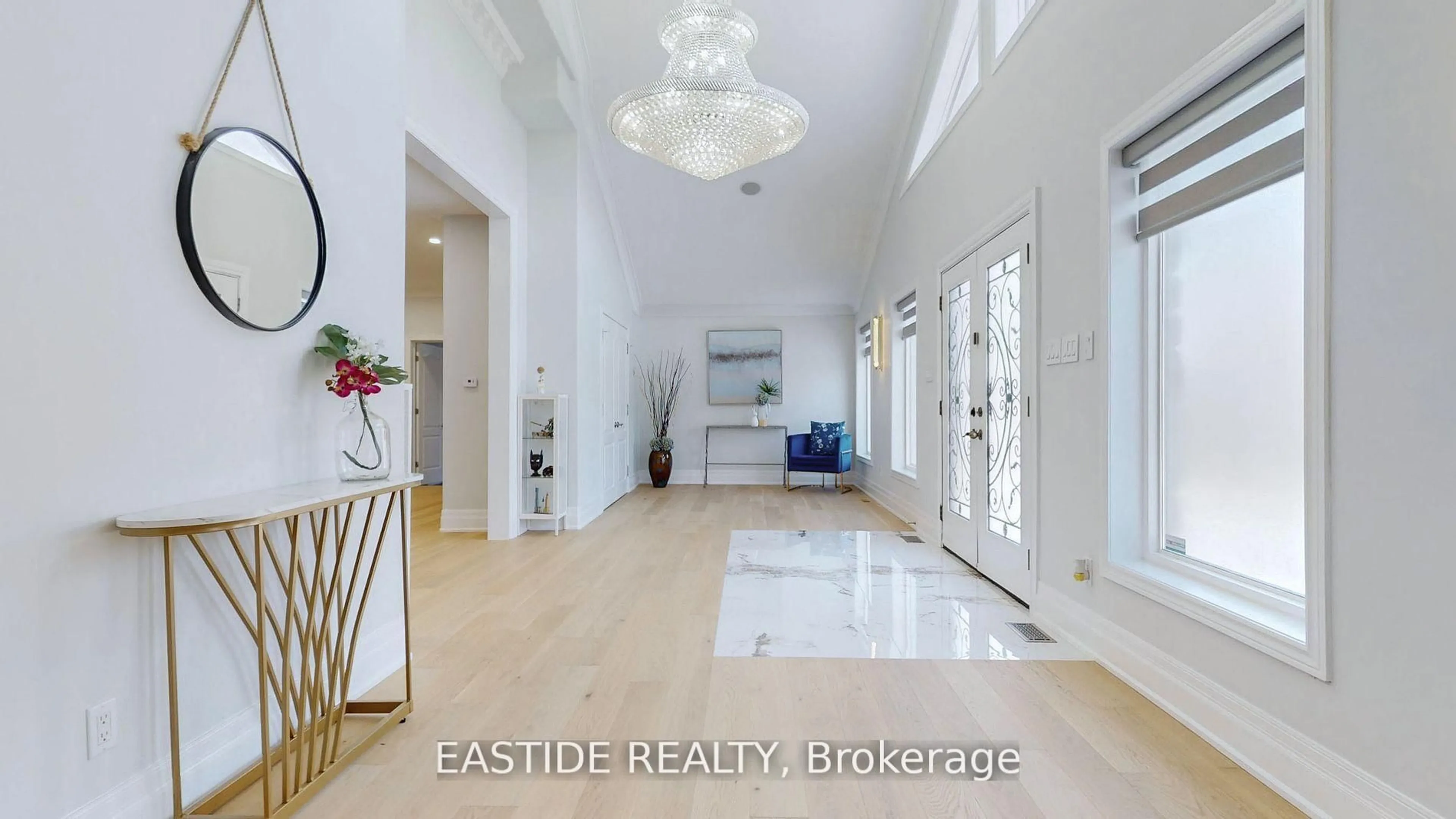 Indoor entryway for 8 Ridgewood Dr, Richmond Hill Ontario L4E 3M1