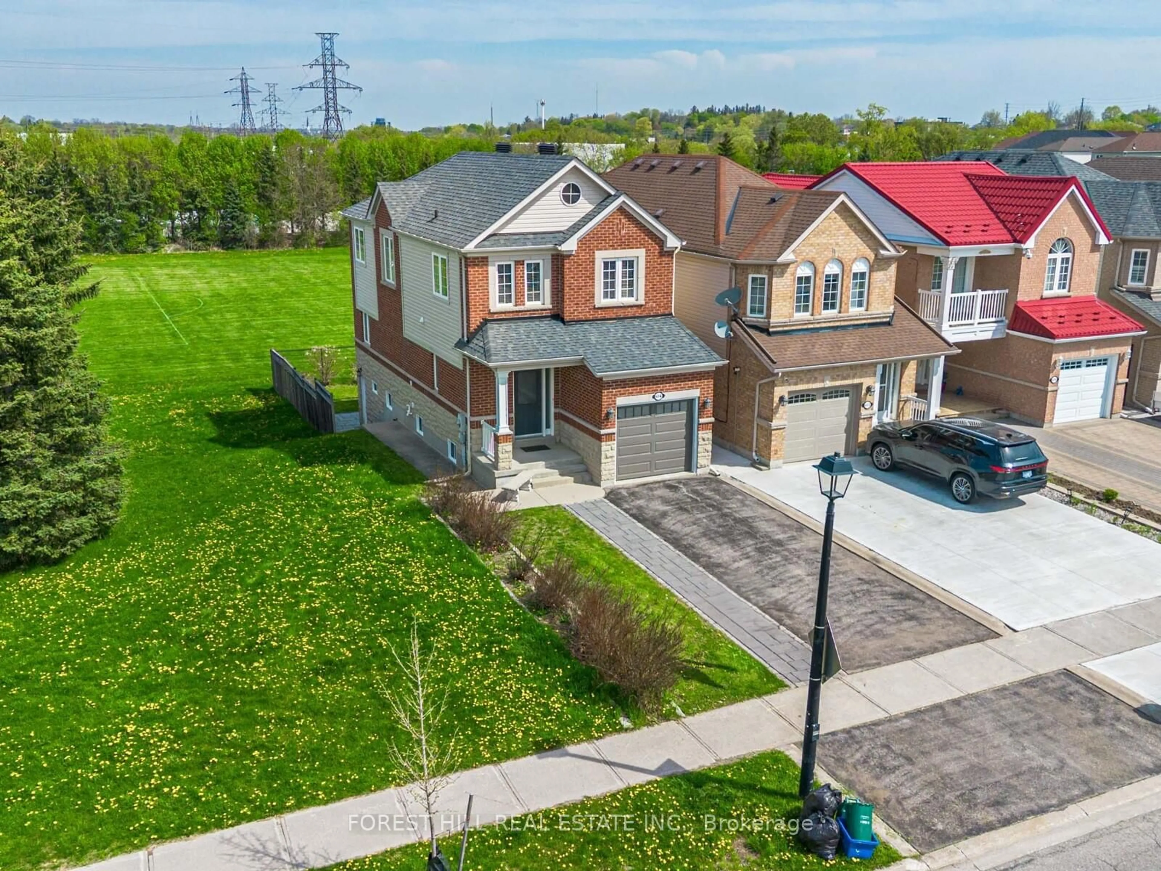 A pic from outside/outdoor area/front of a property/back of a property/a pic from drone, street for 614 Mcbean Ave, Newmarket Ontario L3X 2L5