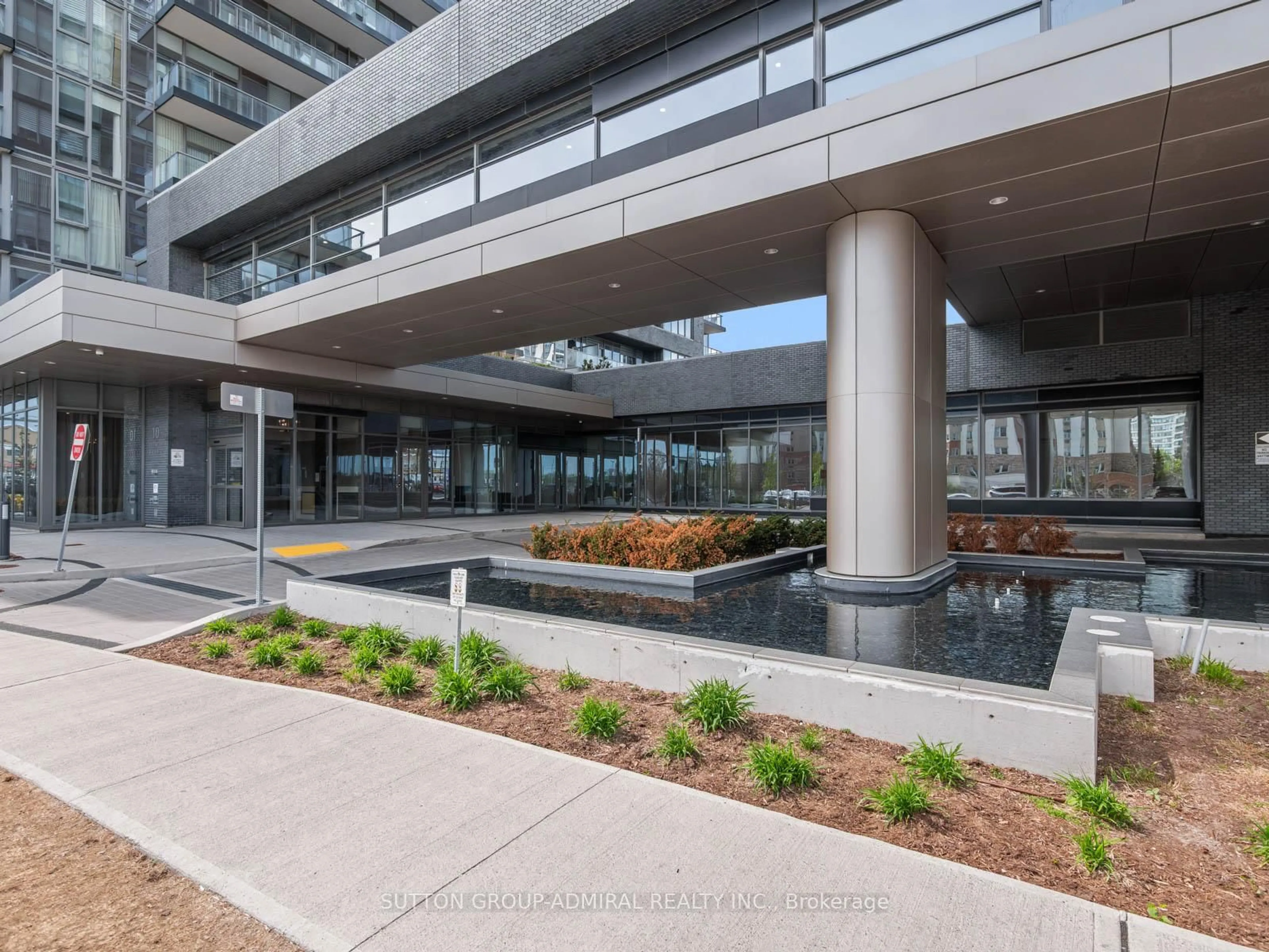 Indoor foyer for 10 Gatineau Dr #1103, Vaughan Ontario L4J 0L2