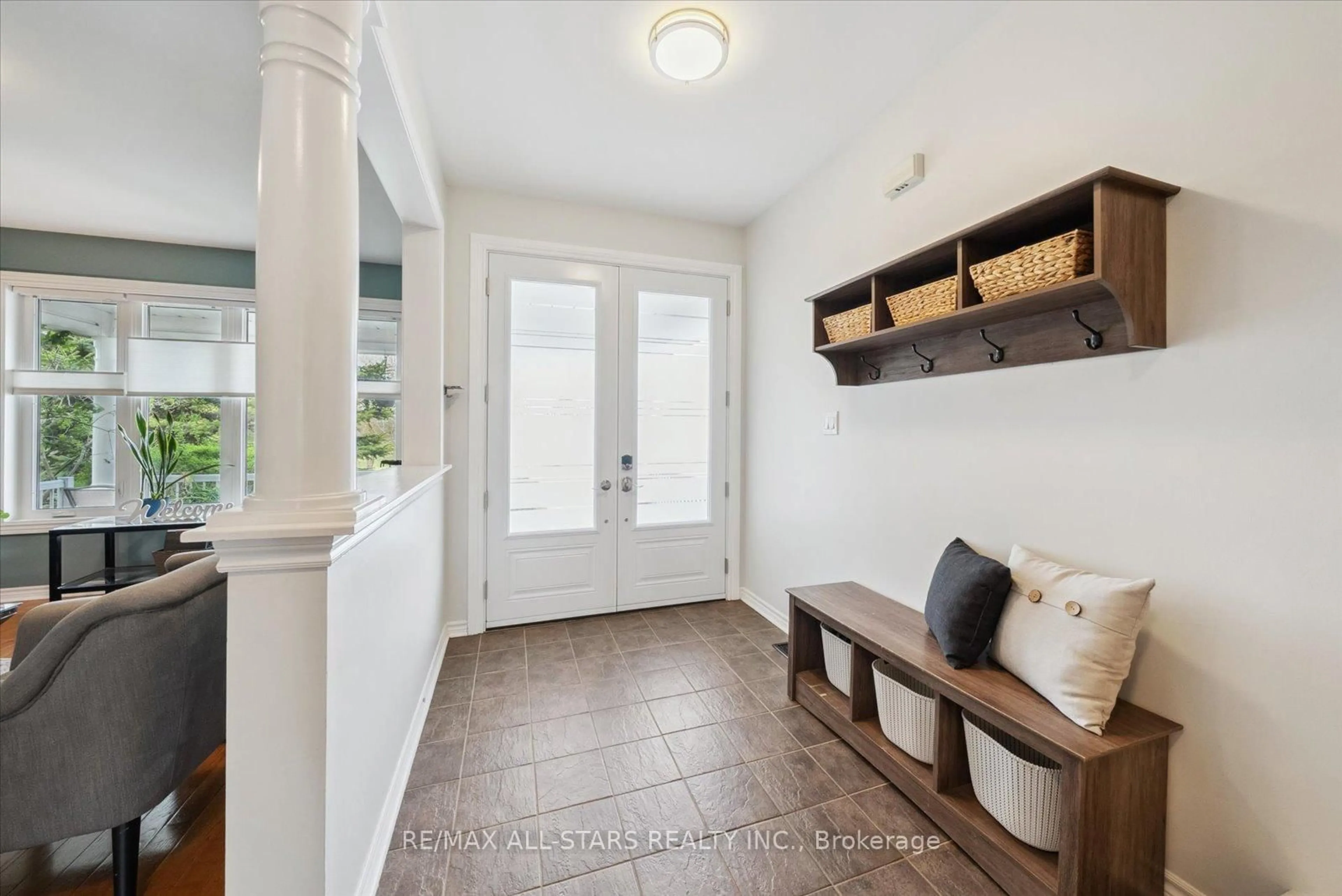 Indoor entryway for 102 Herrema Blvd, Uxbridge Ontario L9P 1X6