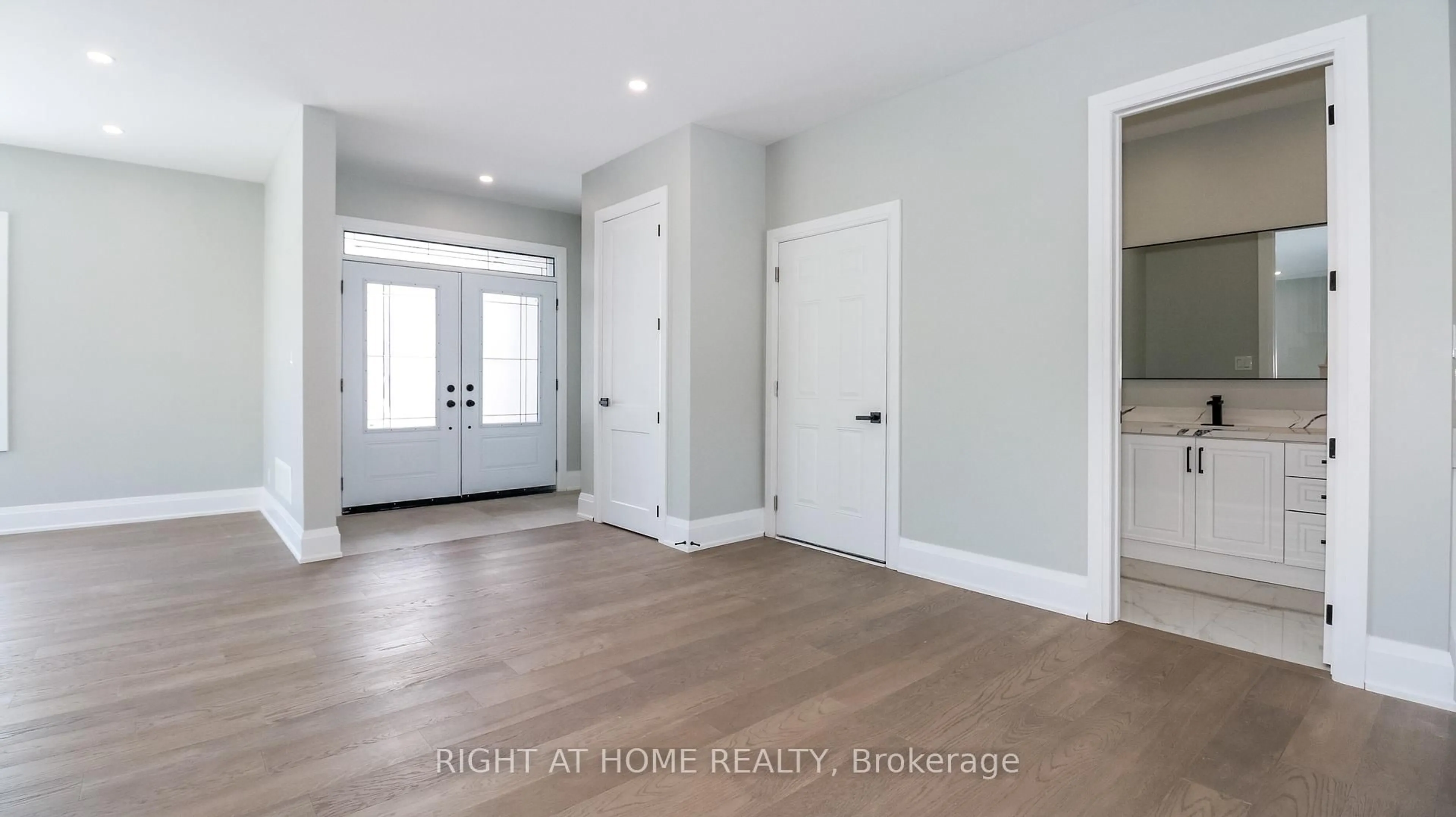 Indoor entryway for 1012 Ferrier Ave, Innisfil Ontario L0L 1W0