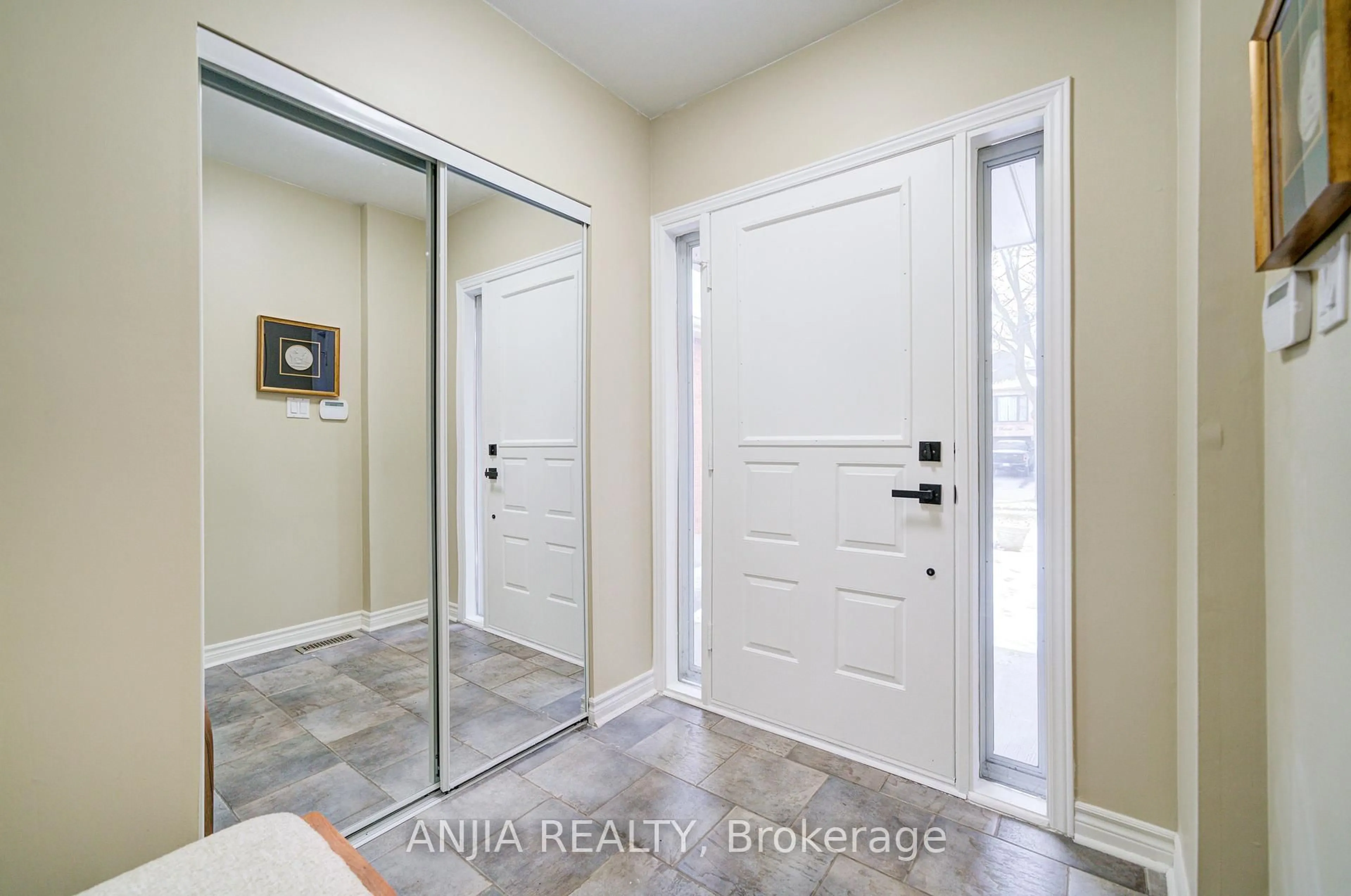 Indoor entryway for 117 Redondo Dr, Vaughan Ontario L4J 7S6