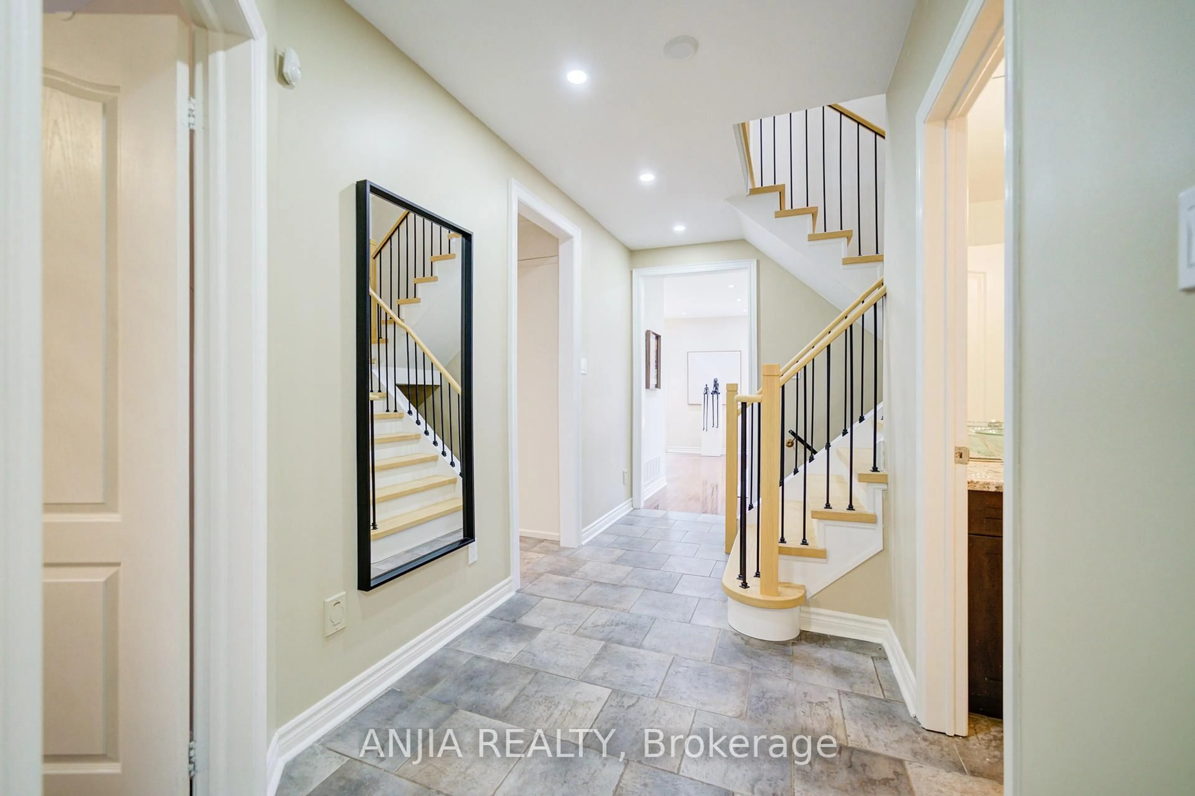 Indoor entryway for 117 Redondo Dr, Vaughan Ontario L4J 7S6