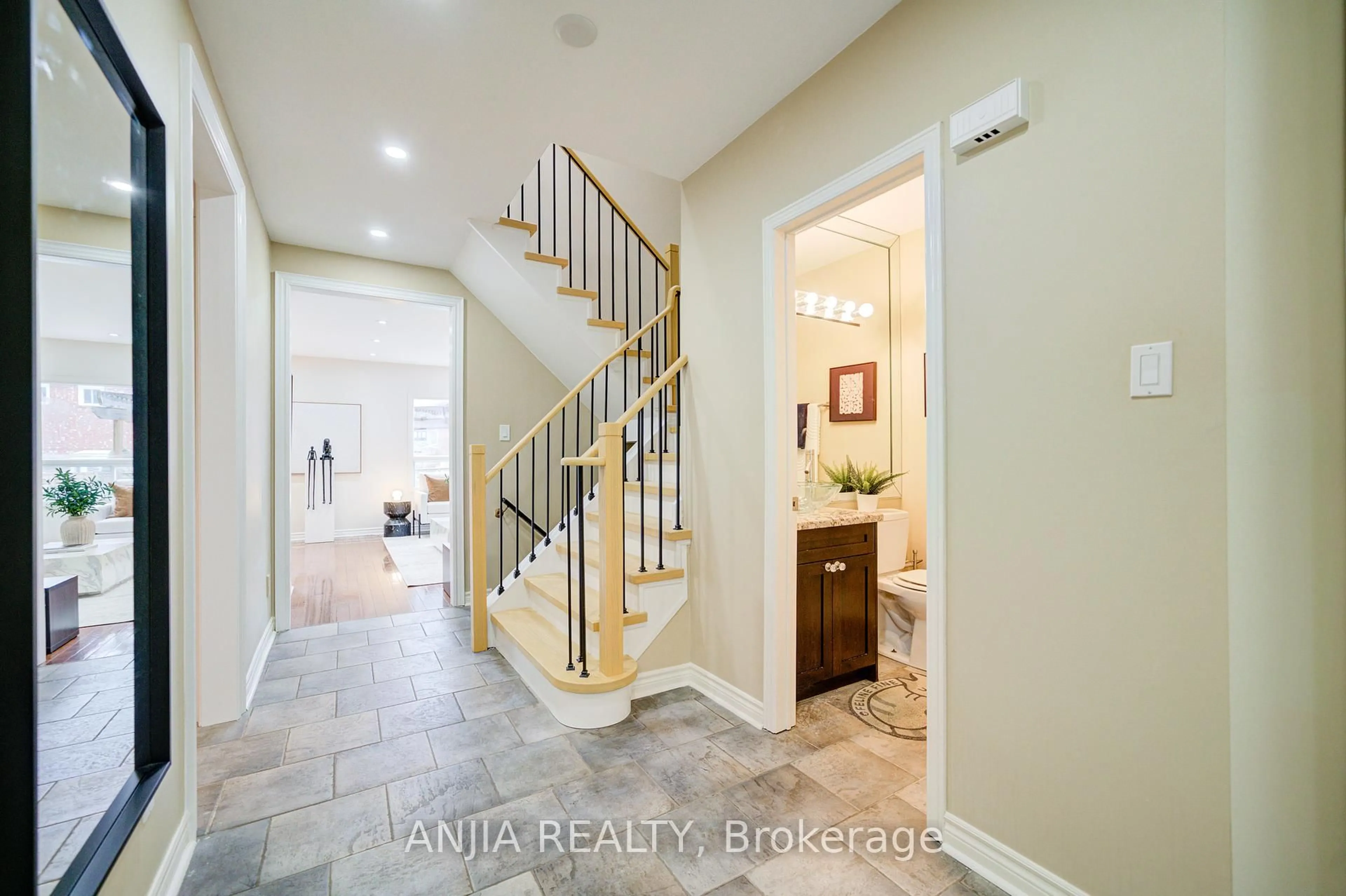 Indoor entryway for 117 Redondo Dr, Vaughan Ontario L4J 7S6