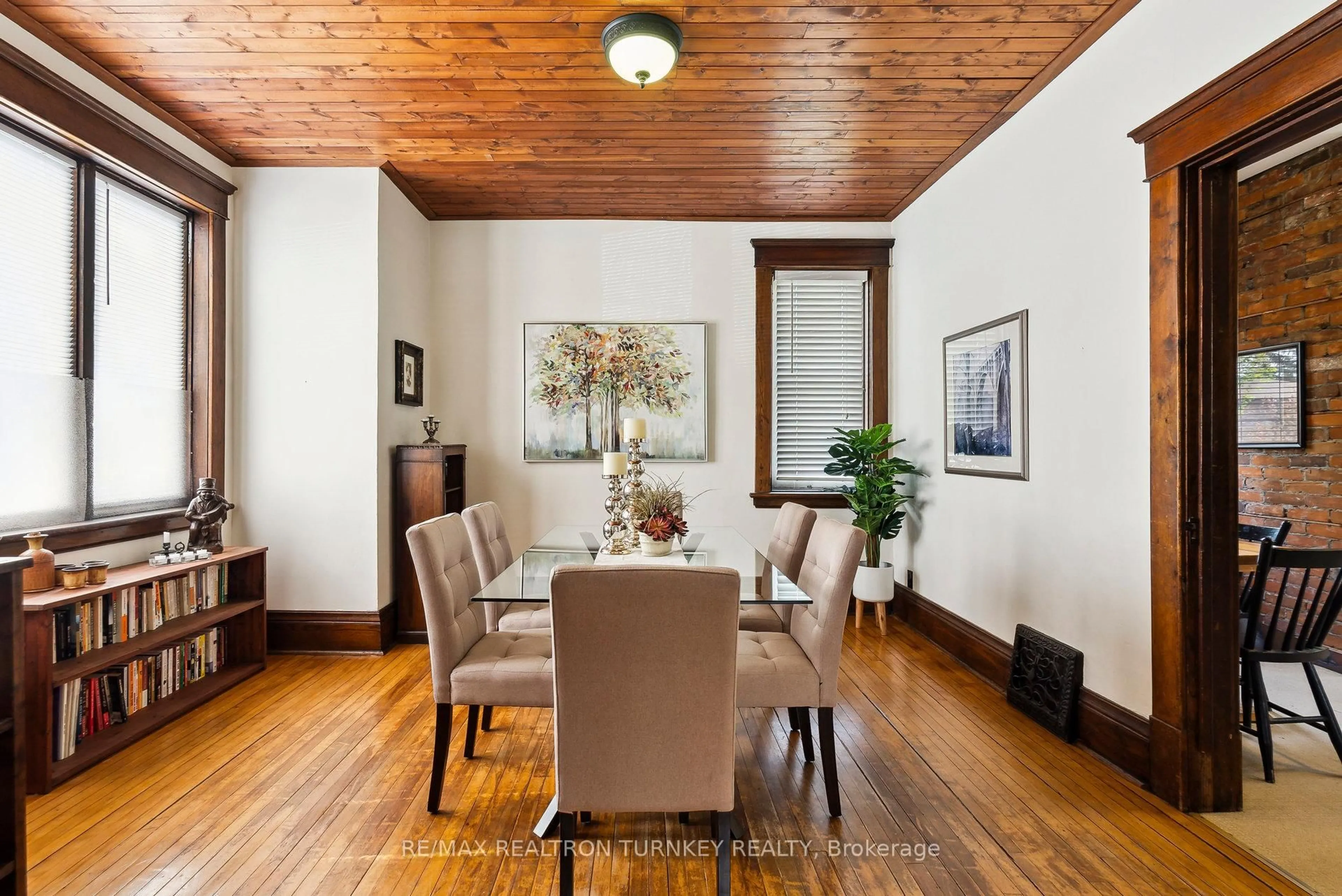 Dining room, wood/laminate floor for 333 Millard Ave, Newmarket Ontario L3Y 1Z5