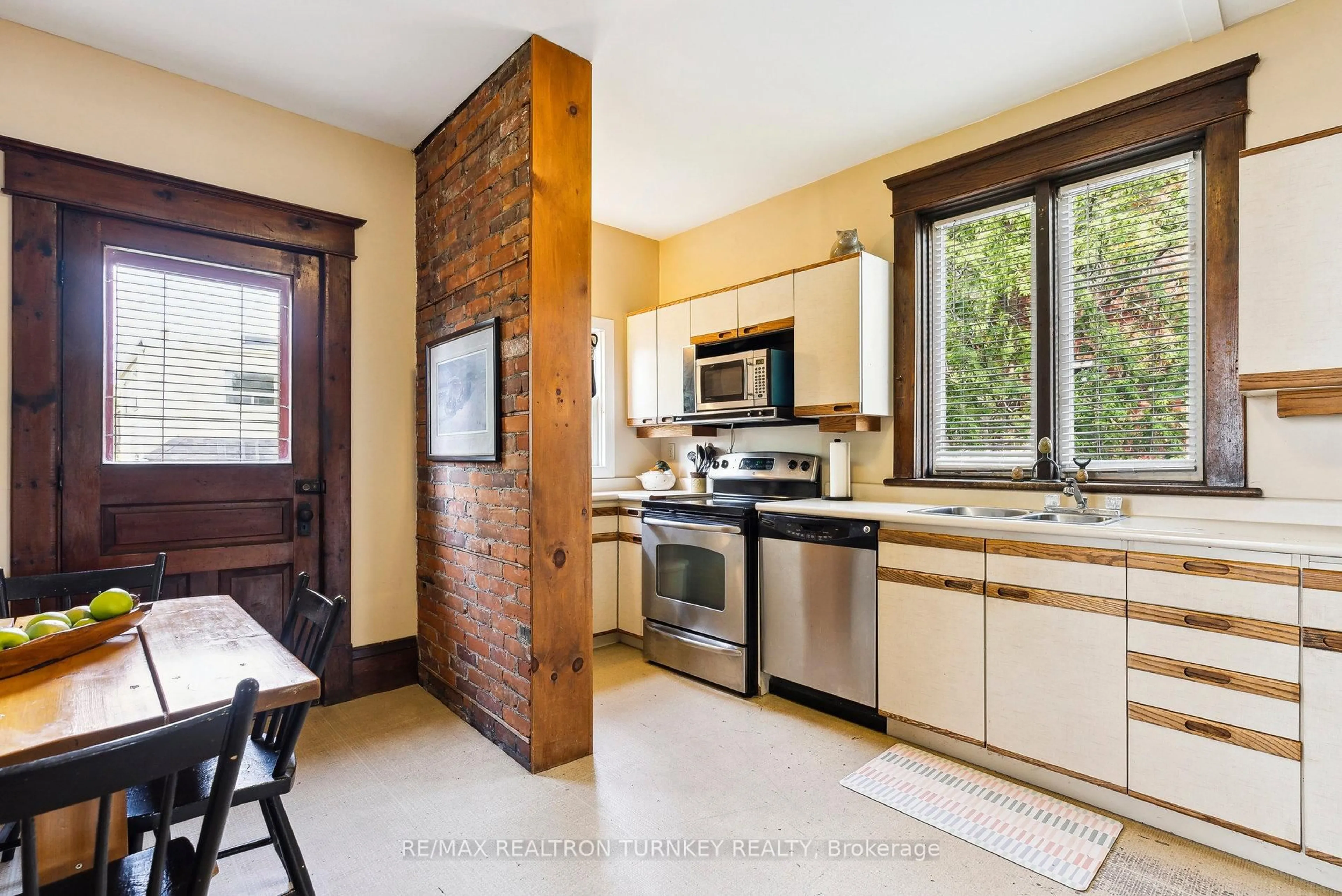 Unknown for 333 Millard Ave, Newmarket Ontario L3Y 1Z5