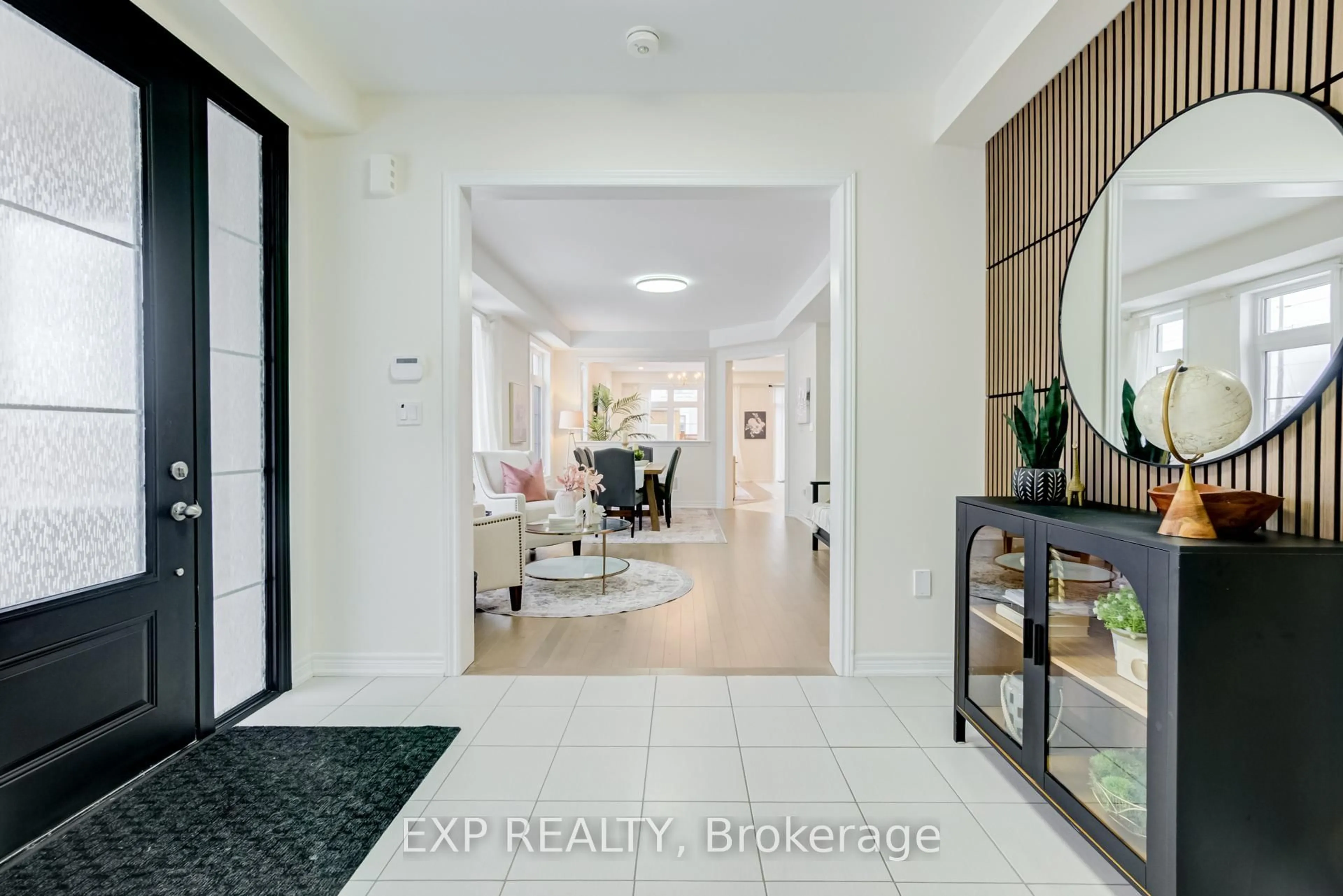 Indoor entryway for 42 Prunella Cres, East Gwillimbury Ontario L9N 0S7