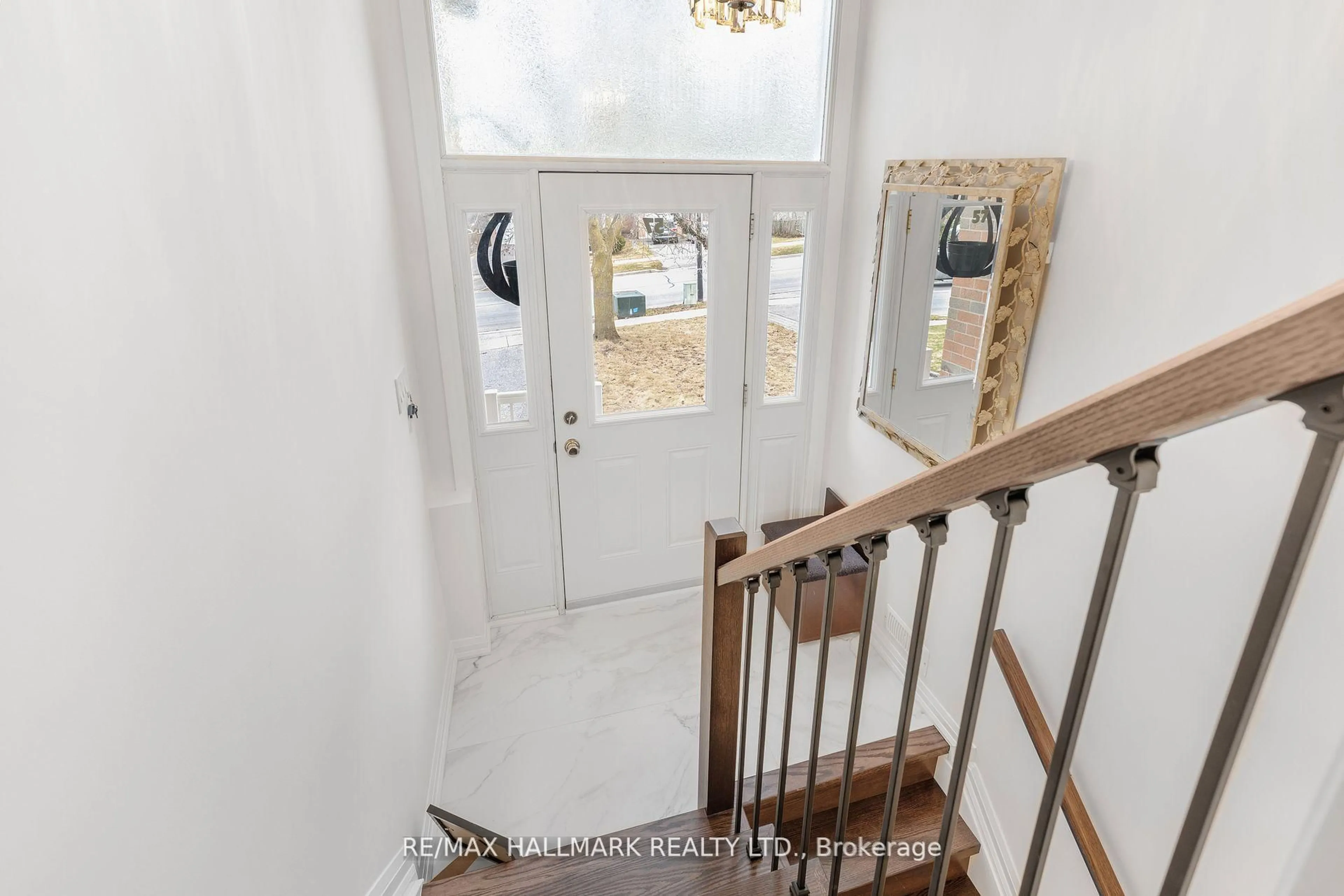 Indoor entryway for 57 WILLIAM ROE Blvd, Newmarket Ontario L3Y 5E9