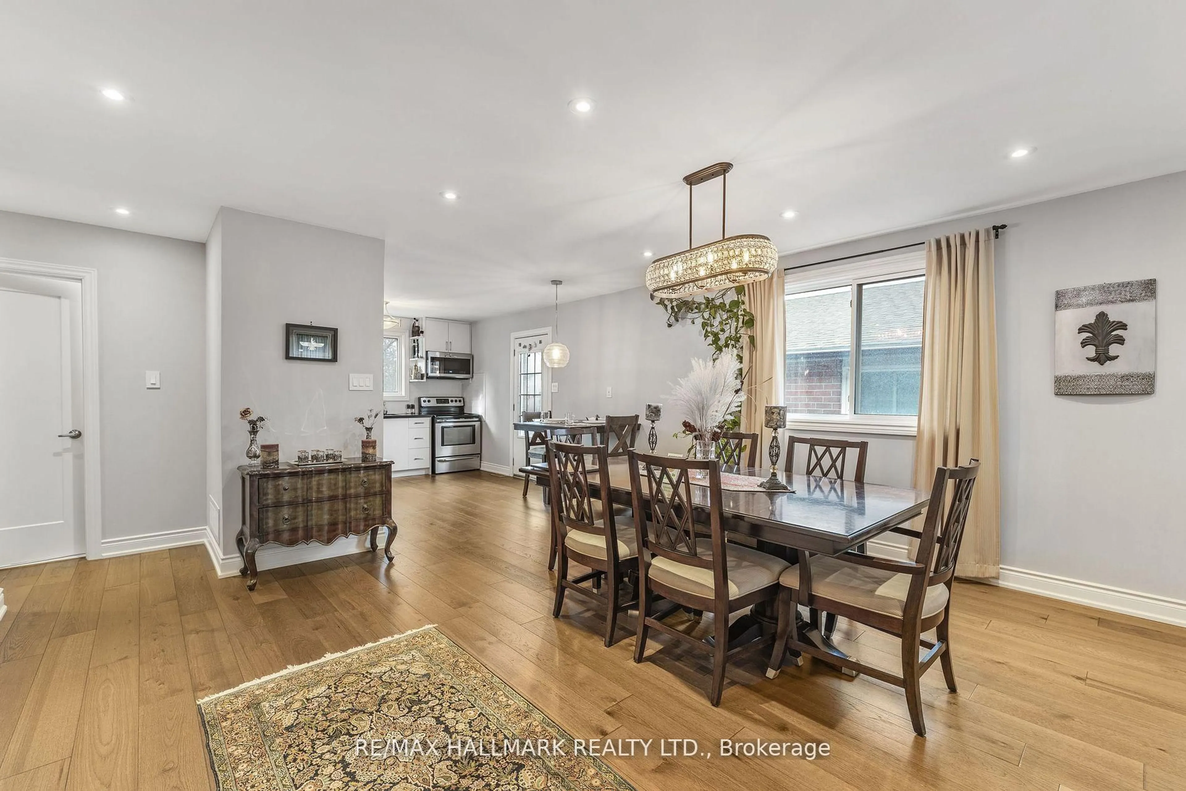 Dining room, wood/laminate floor for 57 WILLIAM ROE Blvd, Newmarket Ontario L3Y 5E9