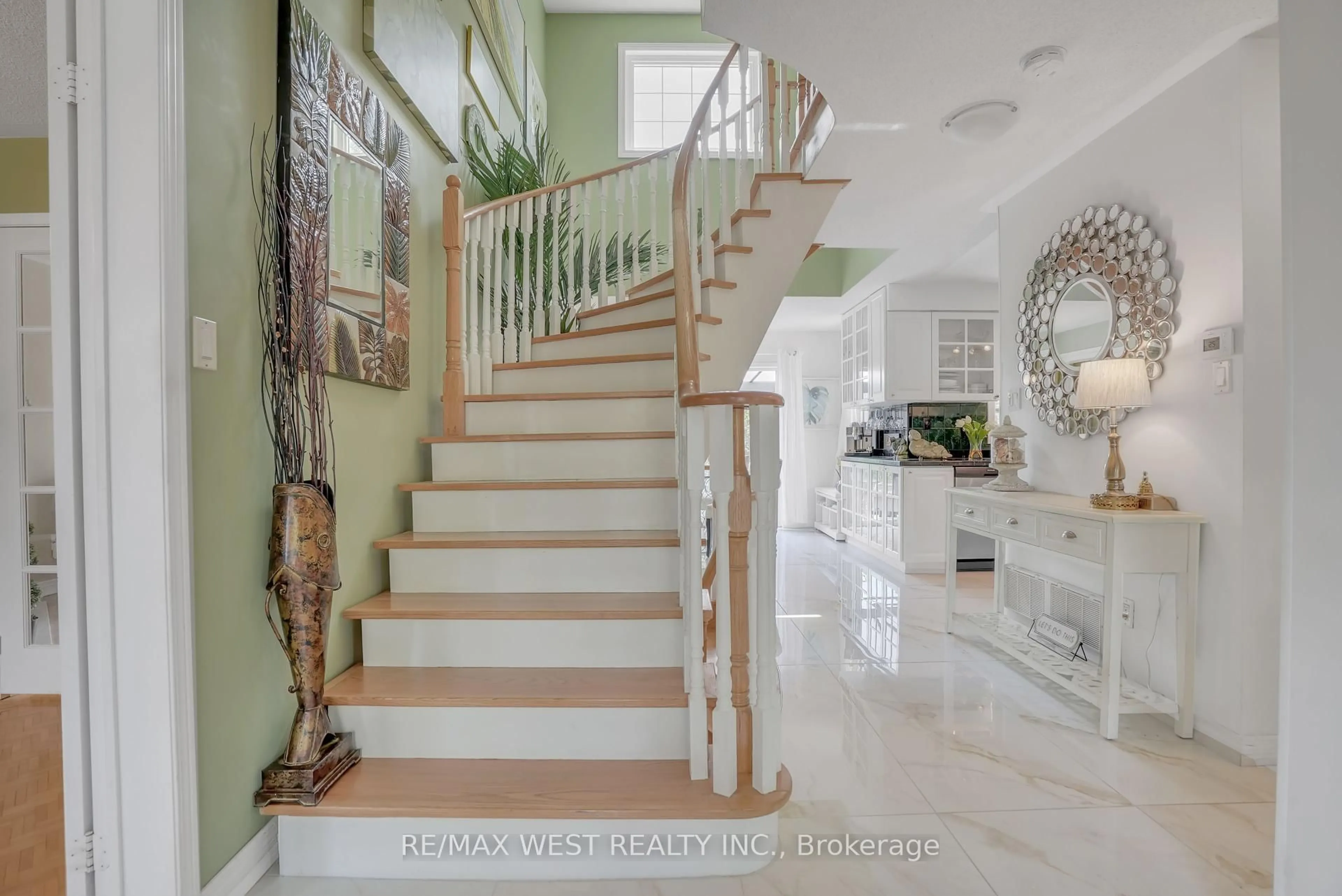 Indoor entryway for 19 Darling Cres, New Tecumseth Ontario L9R 1P7