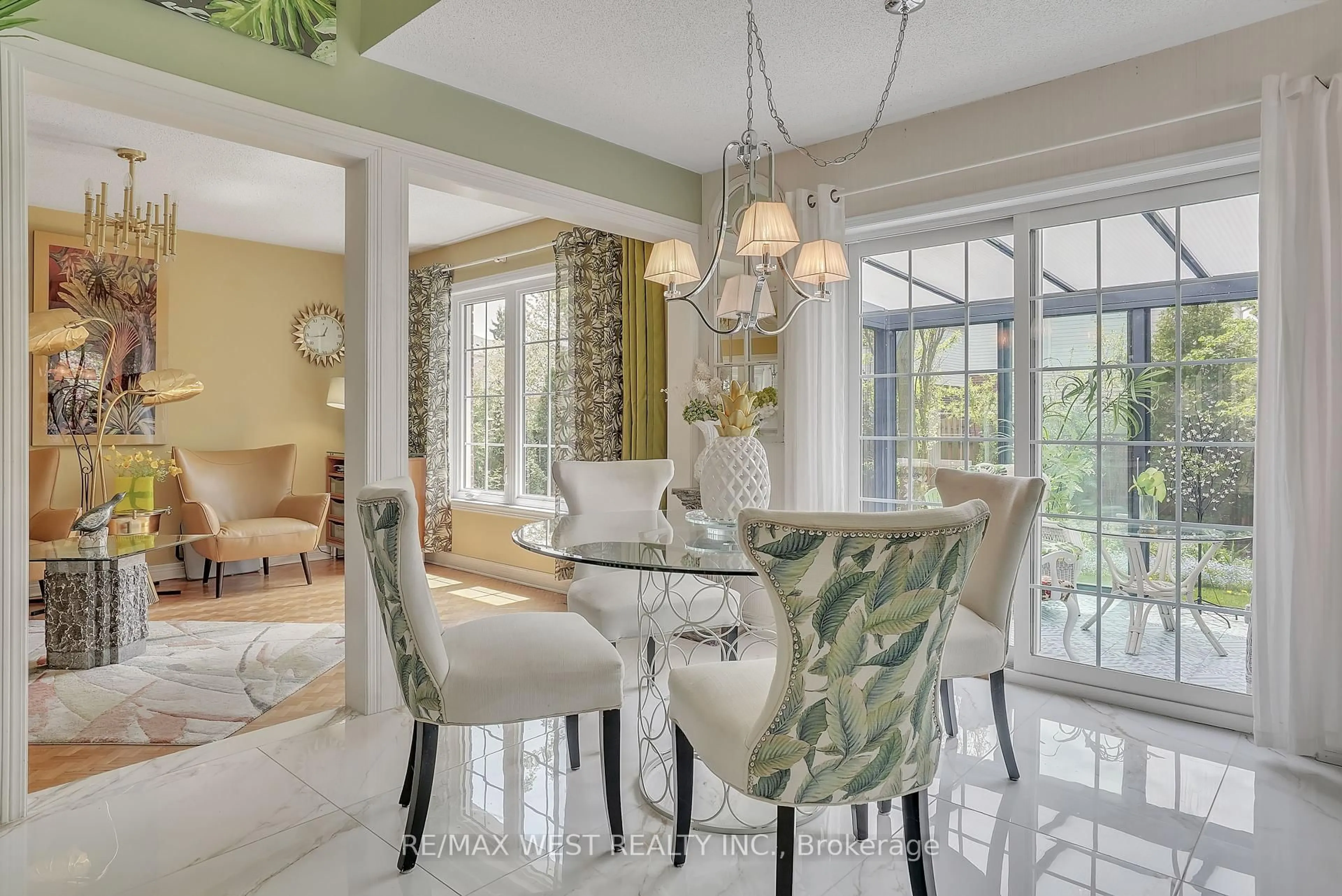 Dining room, ceramic/tile floor for 19 Darling Cres, New Tecumseth Ontario L9R 1P7