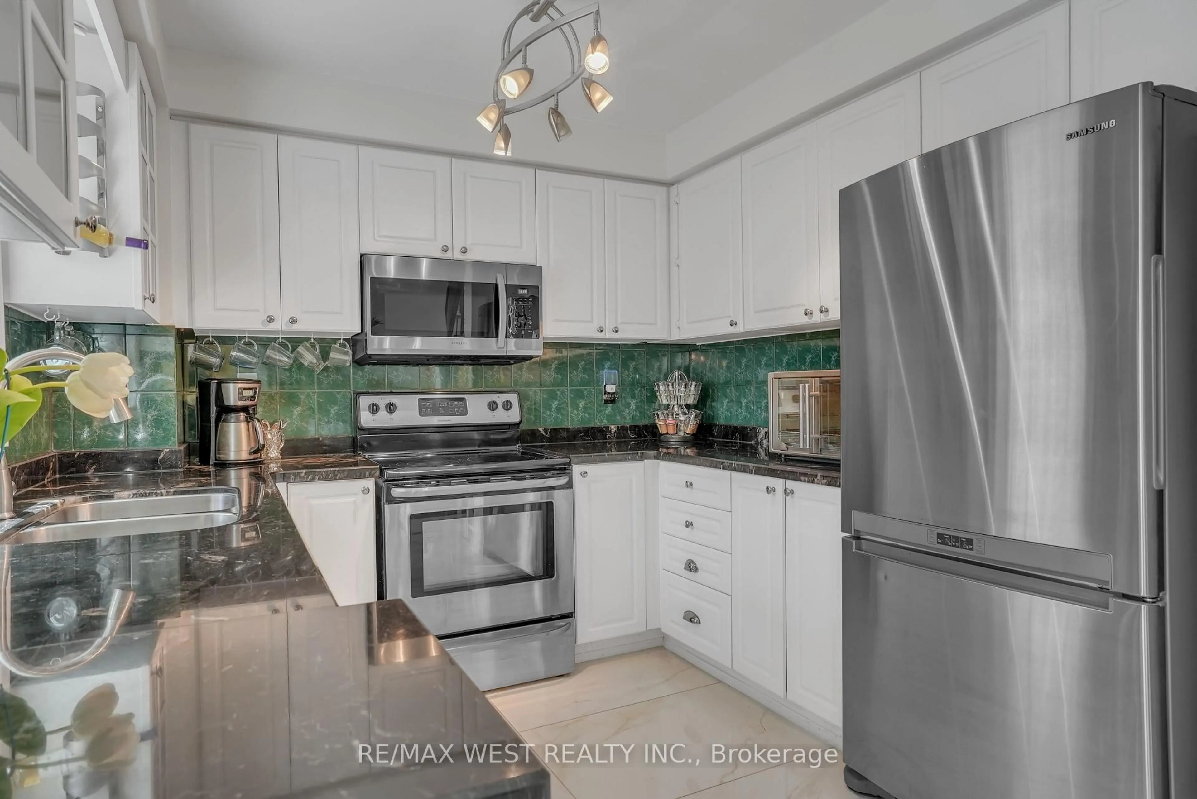 Open concept kitchen, ceramic/tile floor for 19 Darling Cres, New Tecumseth Ontario L9R 1P7