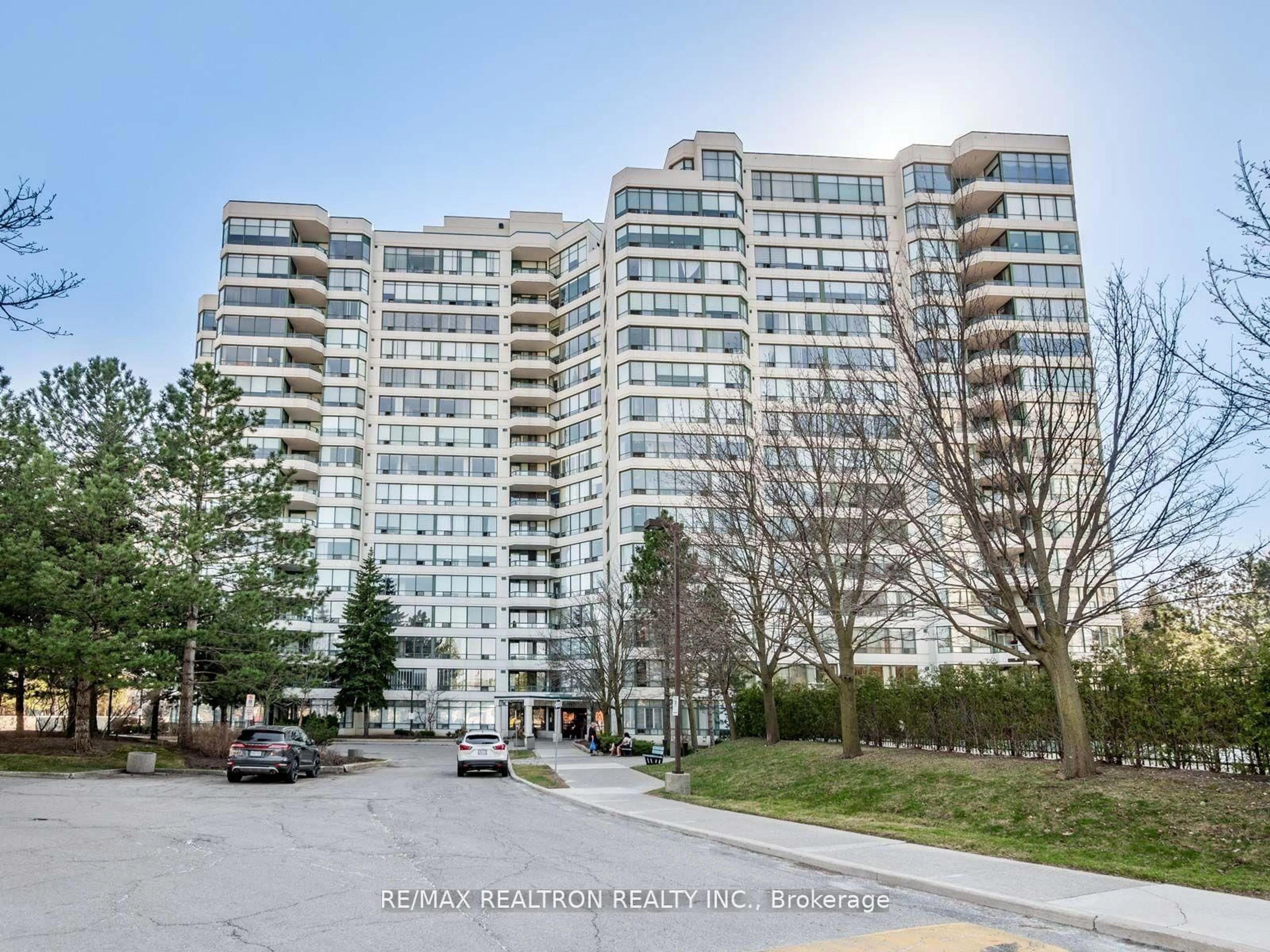 A pic from outside/outdoor area/front of a property/back of a property/a pic from drone, street for 110 Promenade Circ #307, Vaughan Ontario L4J 7W8