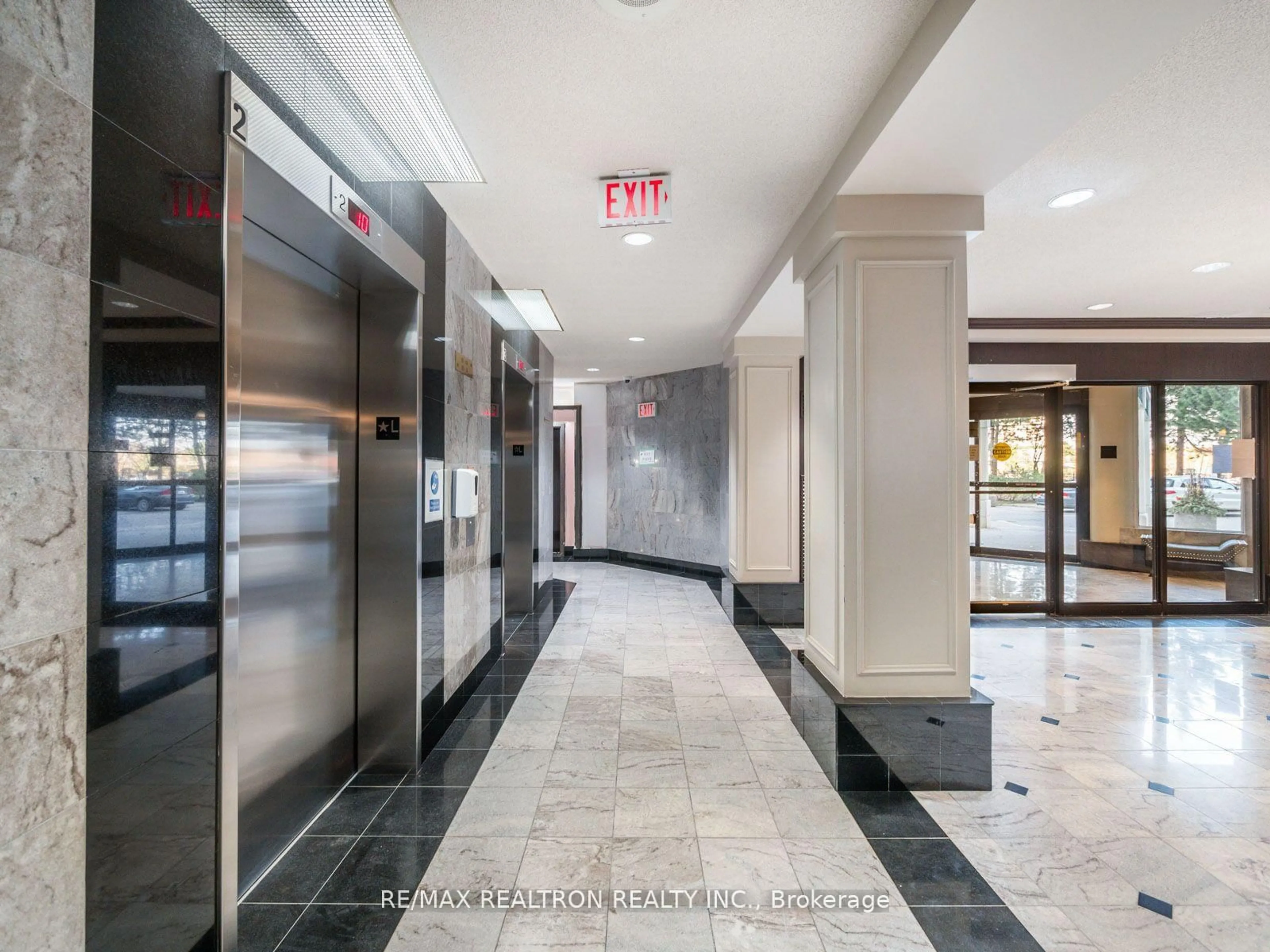 Indoor foyer for 110 Promenade Circ #307, Vaughan Ontario L4J 7W8