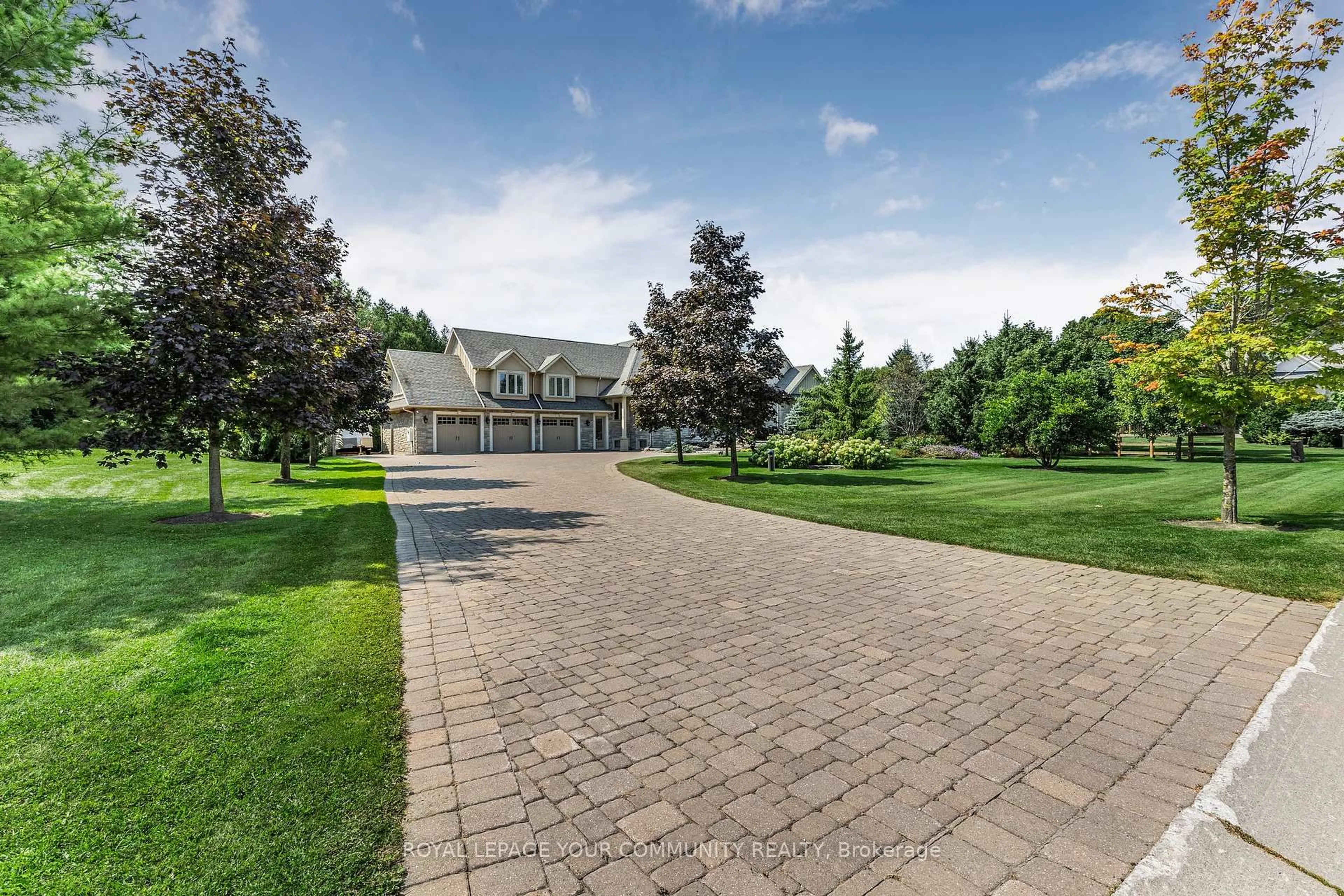 Patio, street for 25 Riverstone Crt, East Gwillimbury Ontario L0G 1V0