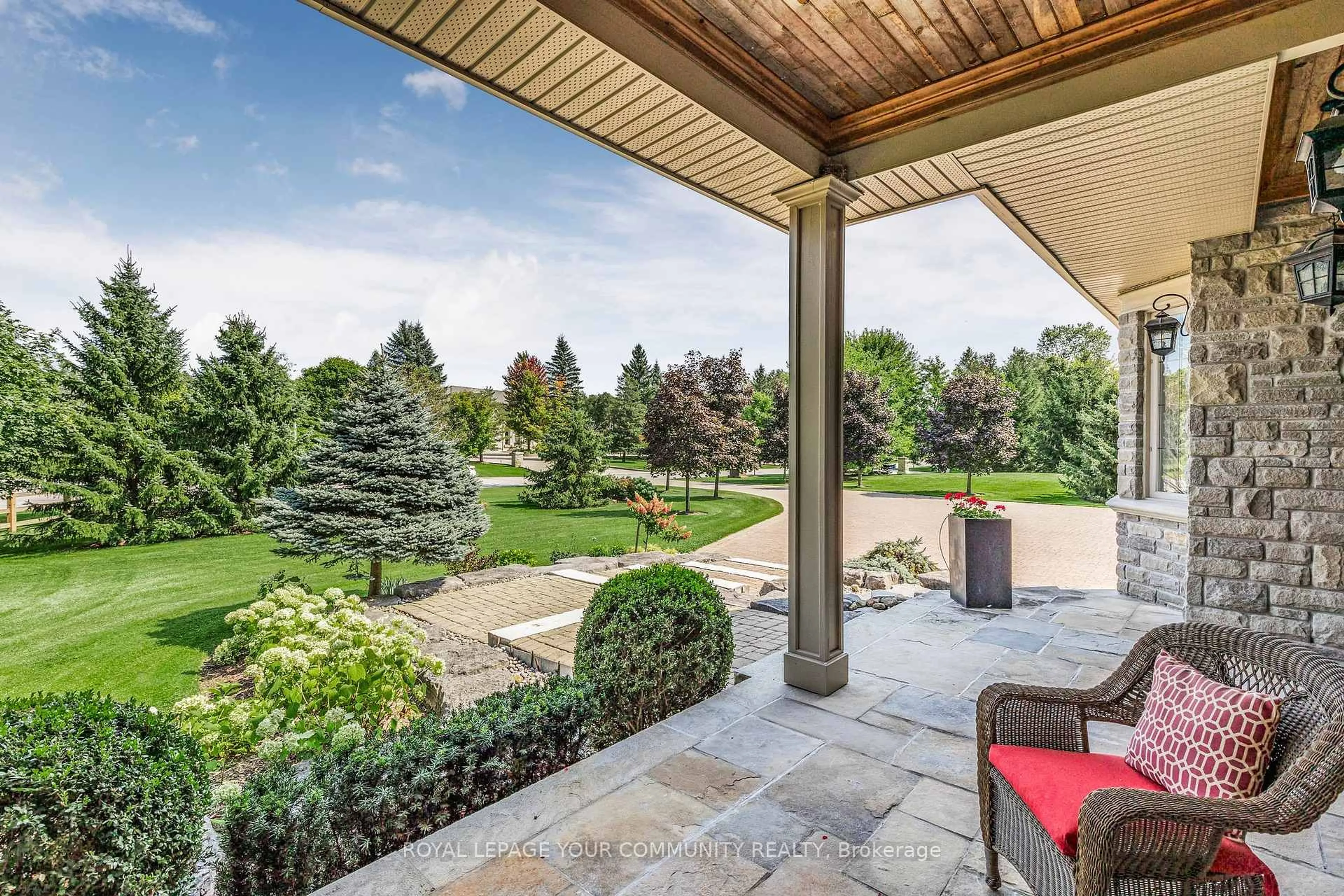 Patio, mountain view for 25 Riverstone Crt, East Gwillimbury Ontario L0G 1V0