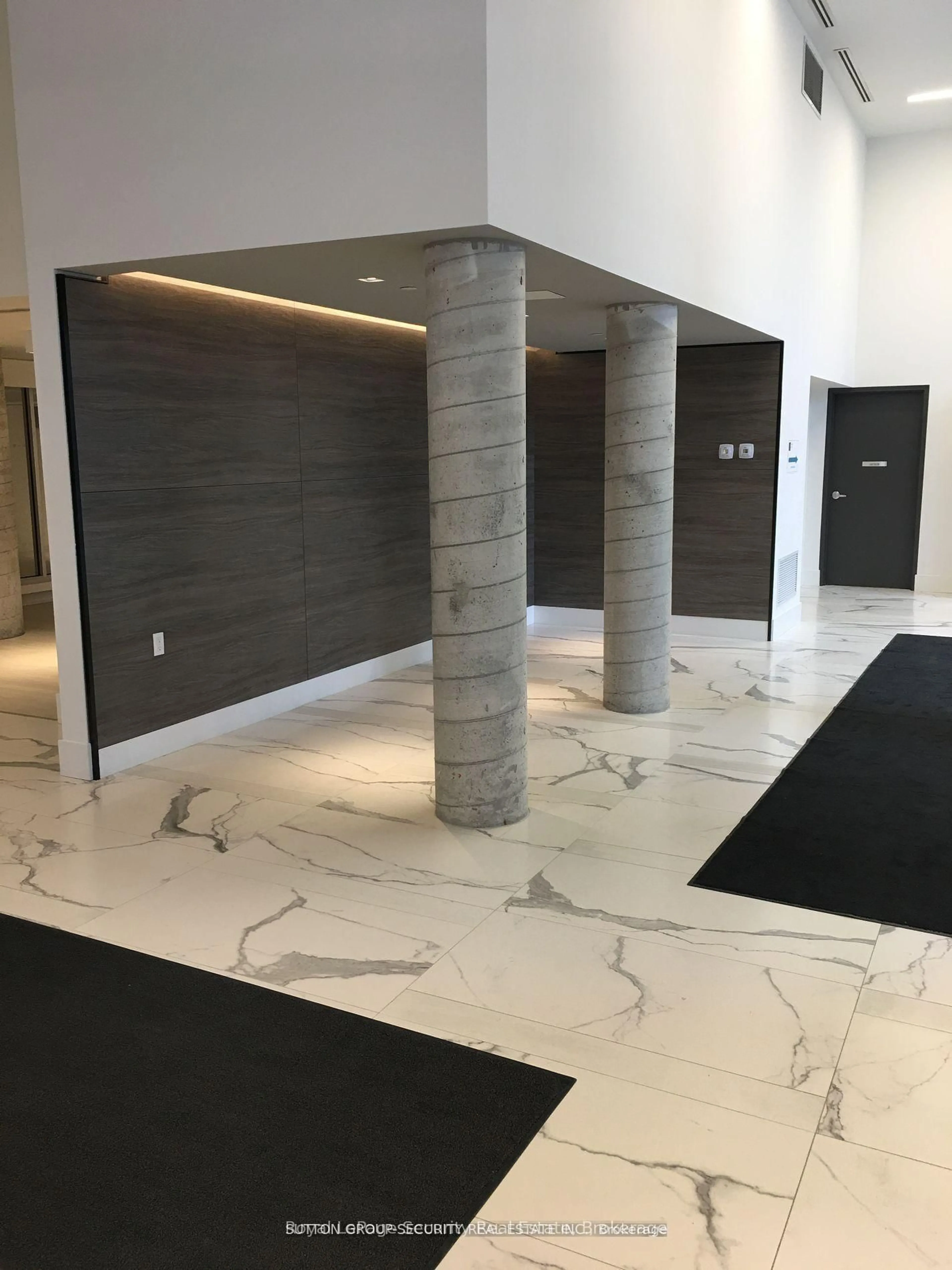 Lobby for 2916 Highway 7 Rd #315, Vaughan Ontario N5A 6S5