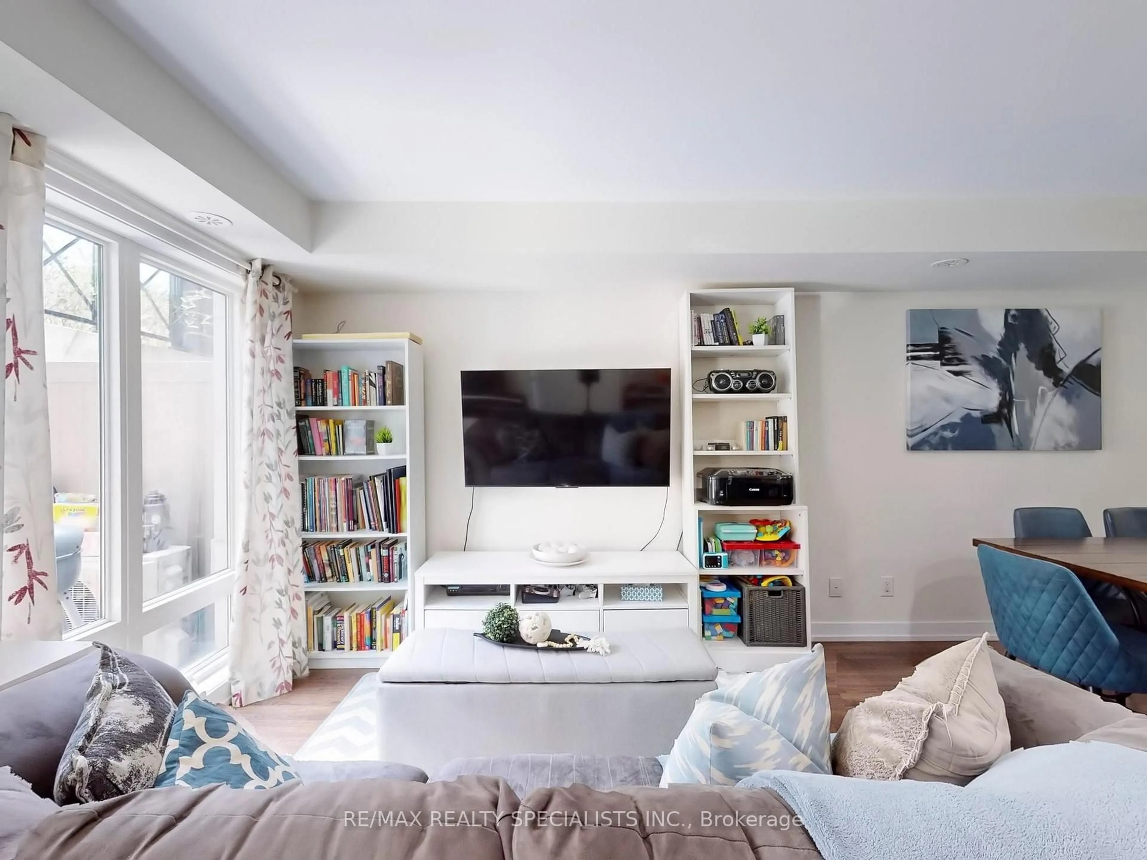 Living room with furniture, unknown for 1 Blanche Lane #817, Markham Ontario L6B 1N3