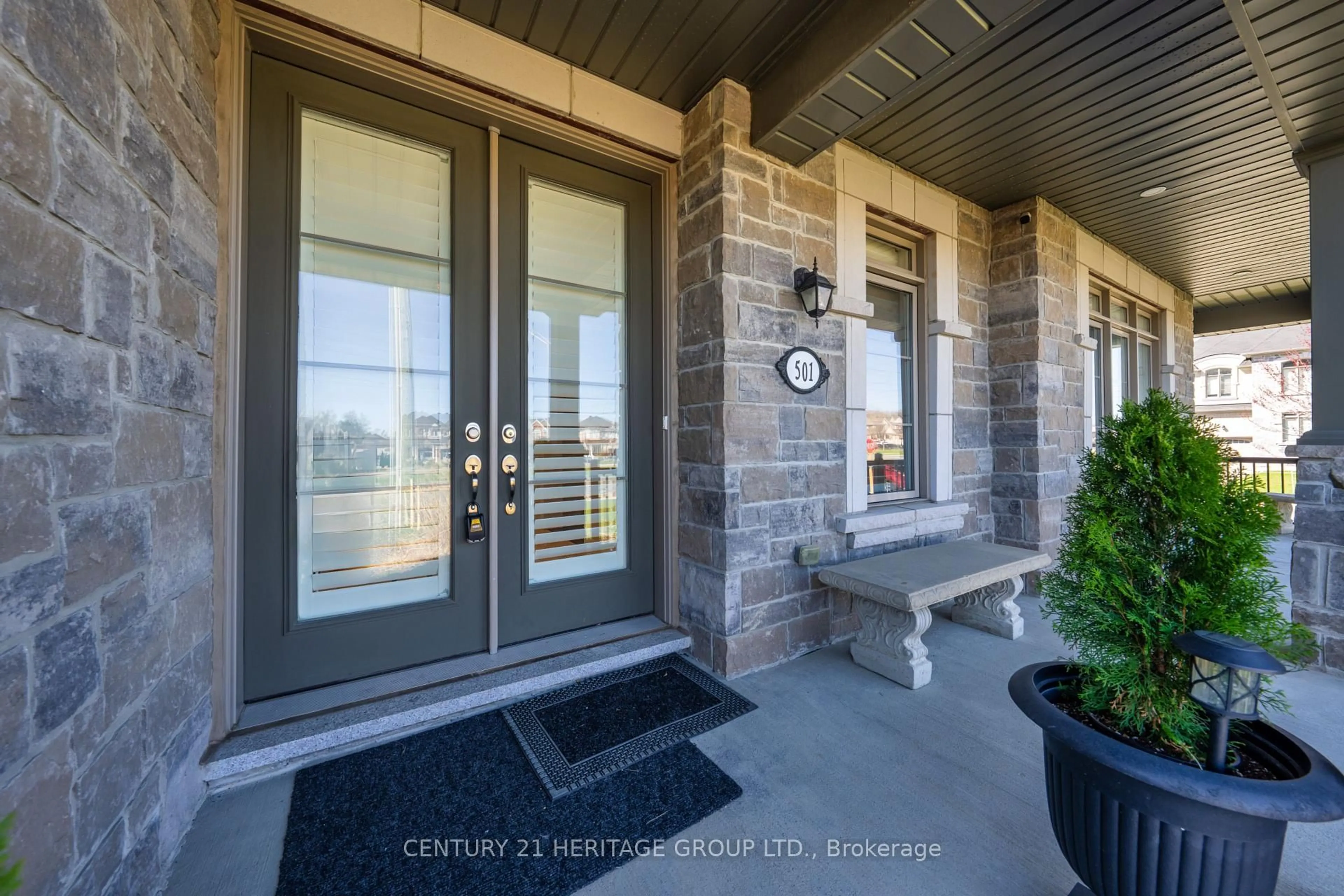 Indoor entryway for 501 Mcgregor Farm Tr, Newmarket Ontario L3X 0H7
