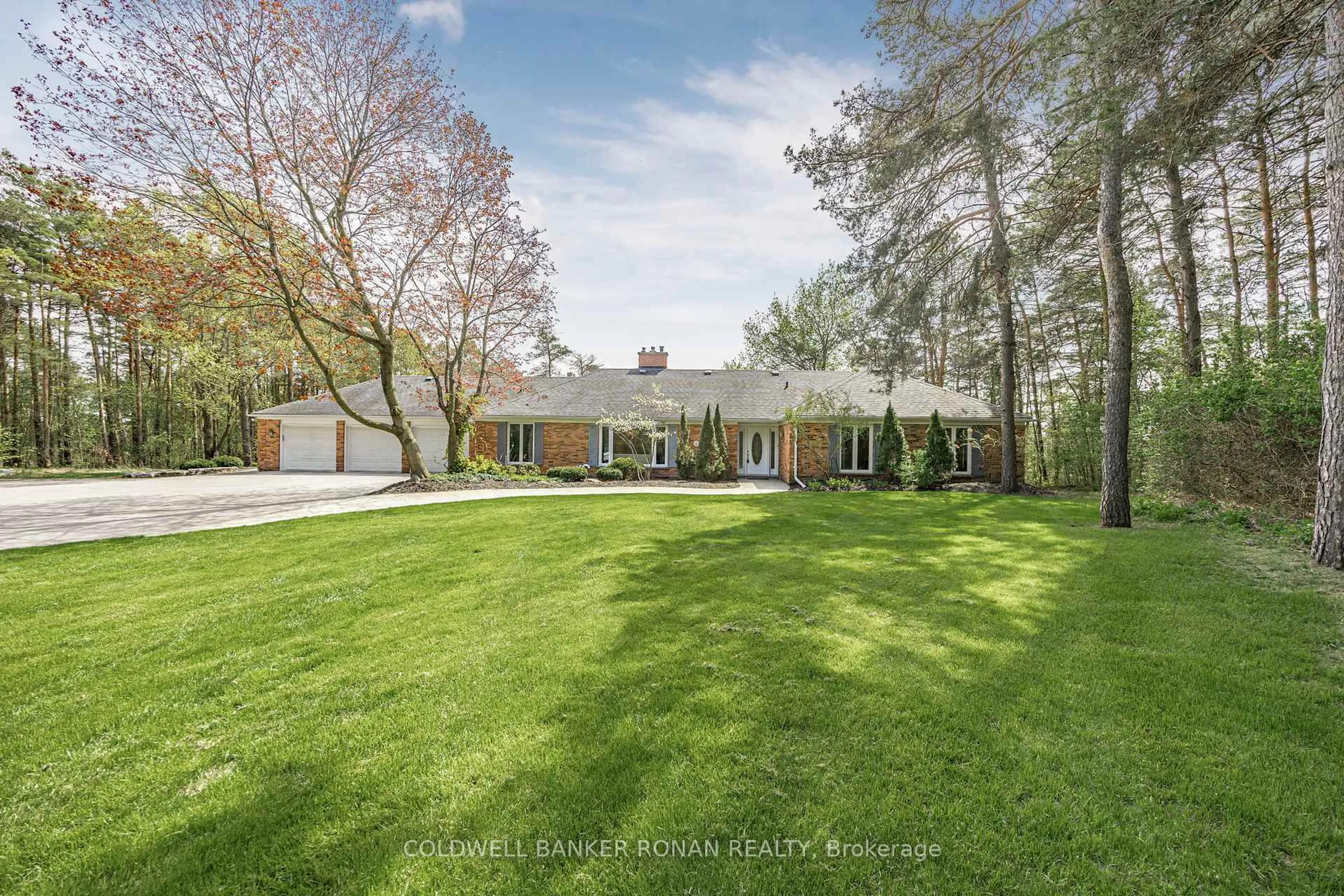A pic from outside/outdoor area/front of a property/back of a property/a pic from drone, street for 3 Pyne Hills Crt, New Tecumseth Ontario L0G 1W0