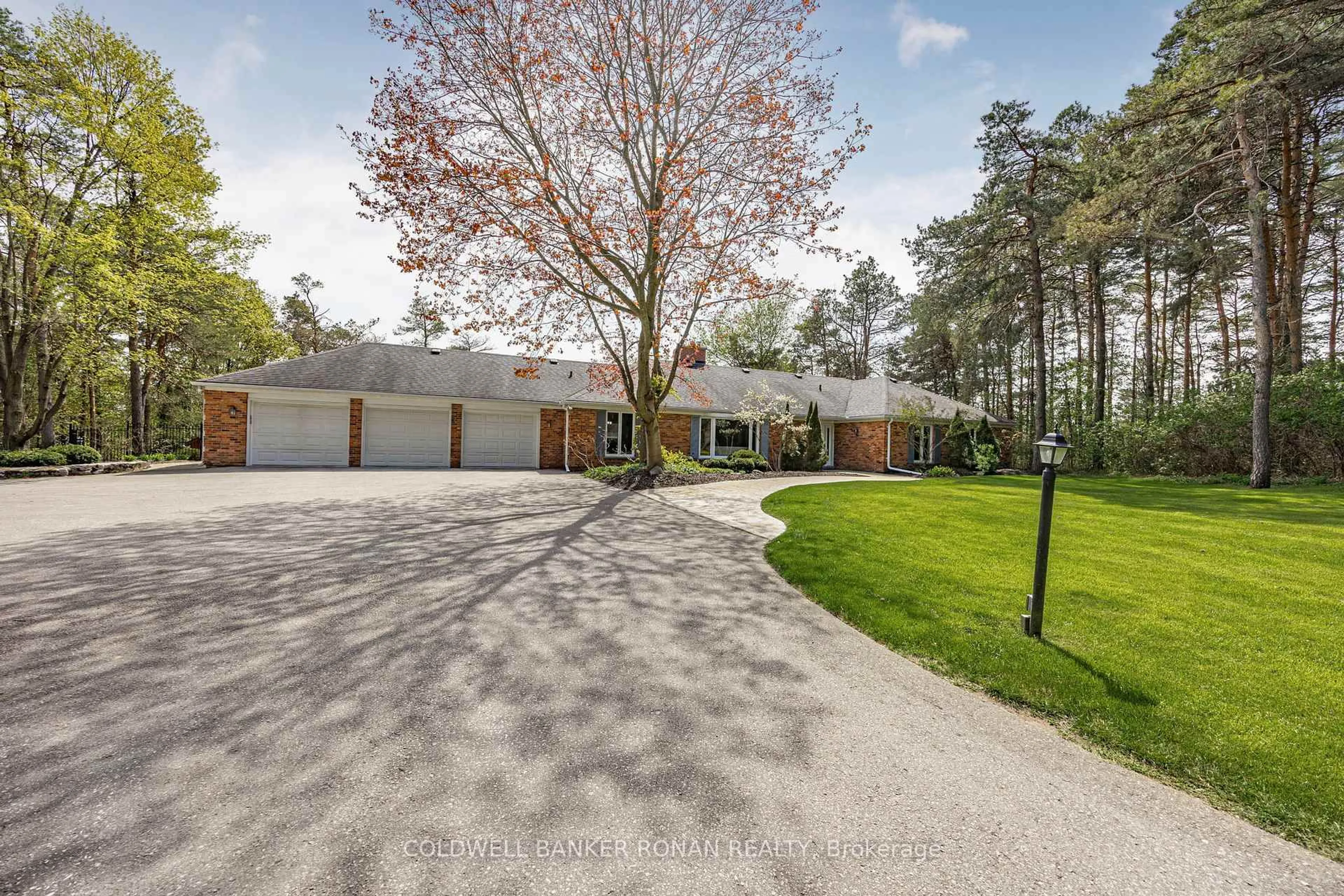 A pic from outside/outdoor area/front of a property/back of a property/a pic from drone, street for 3 Pyne Hills Crt, New Tecumseth Ontario L0G 1W0