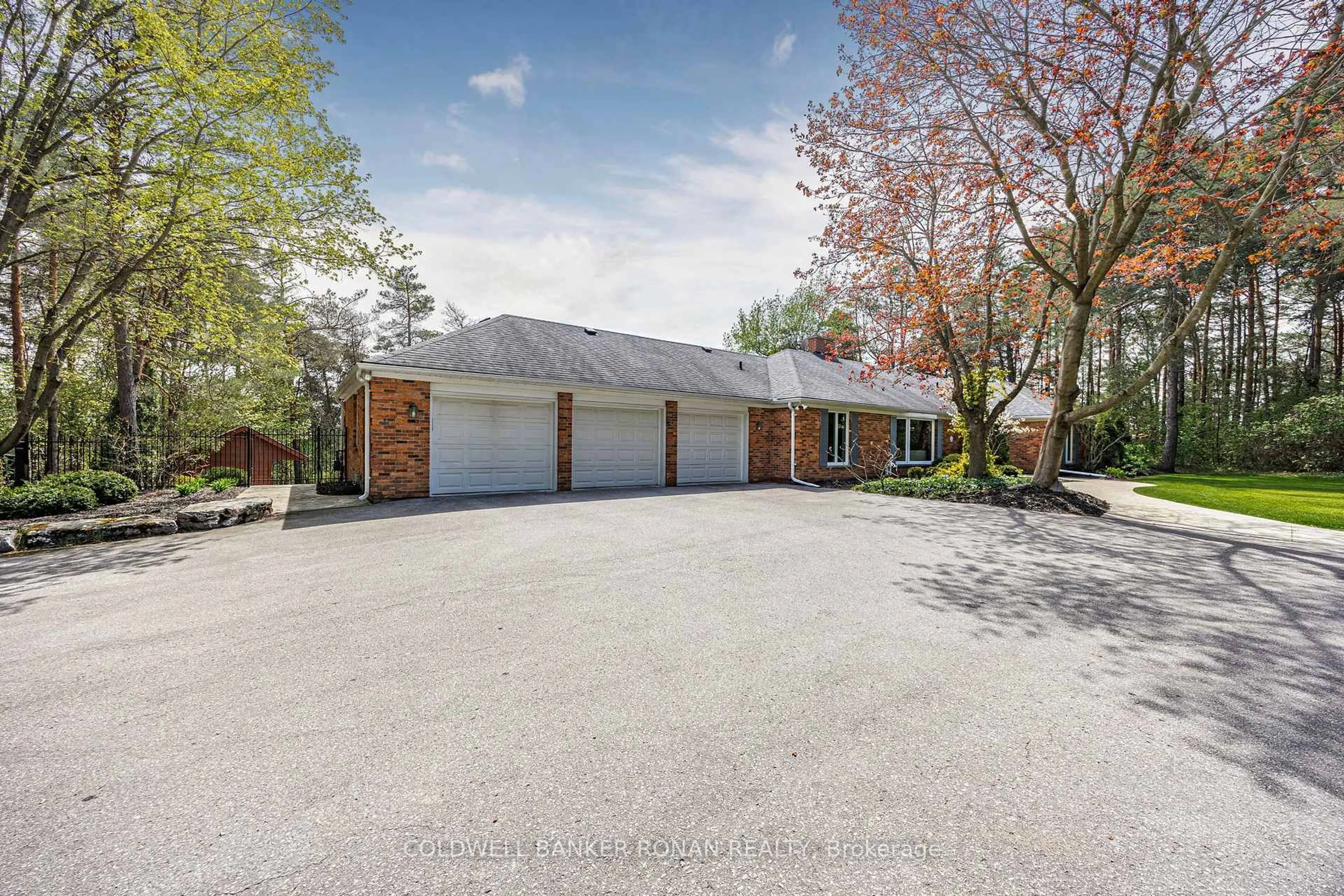 A pic from outside/outdoor area/front of a property/back of a property/a pic from drone, street for 3 Pyne Hills Crt, New Tecumseth Ontario L0G 1W0