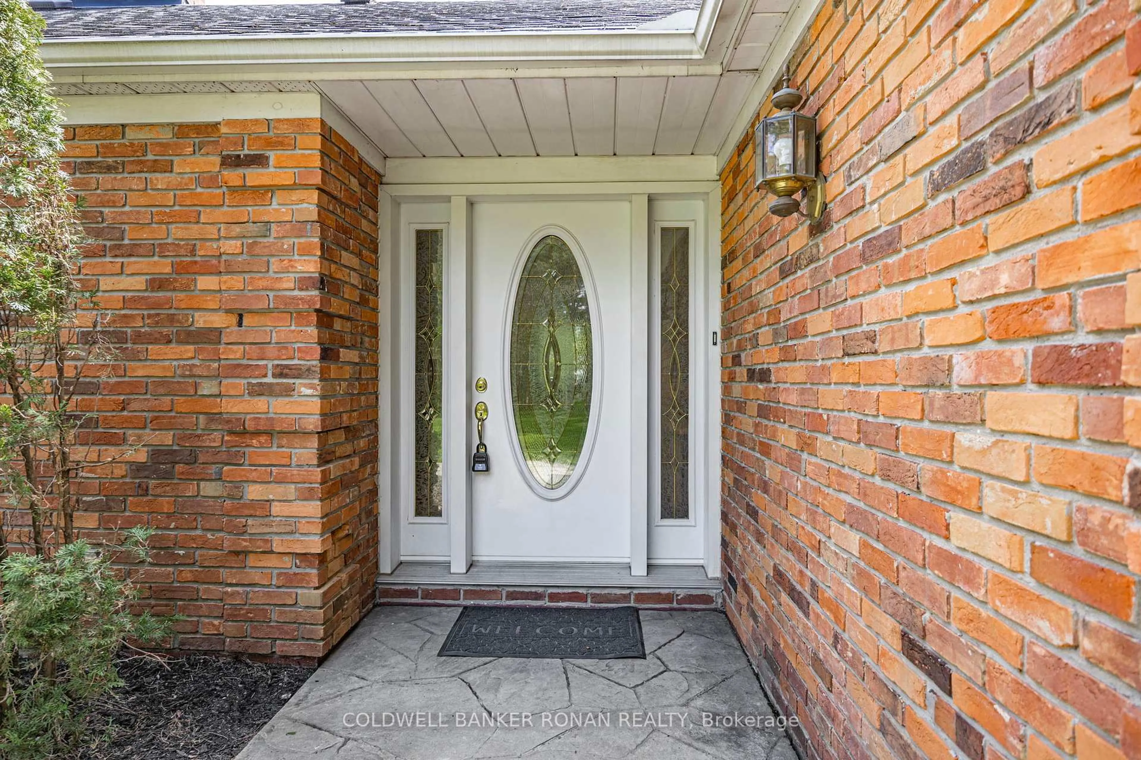 Indoor entryway for 3 Pyne Hills Crt, New Tecumseth Ontario L0G 1W0