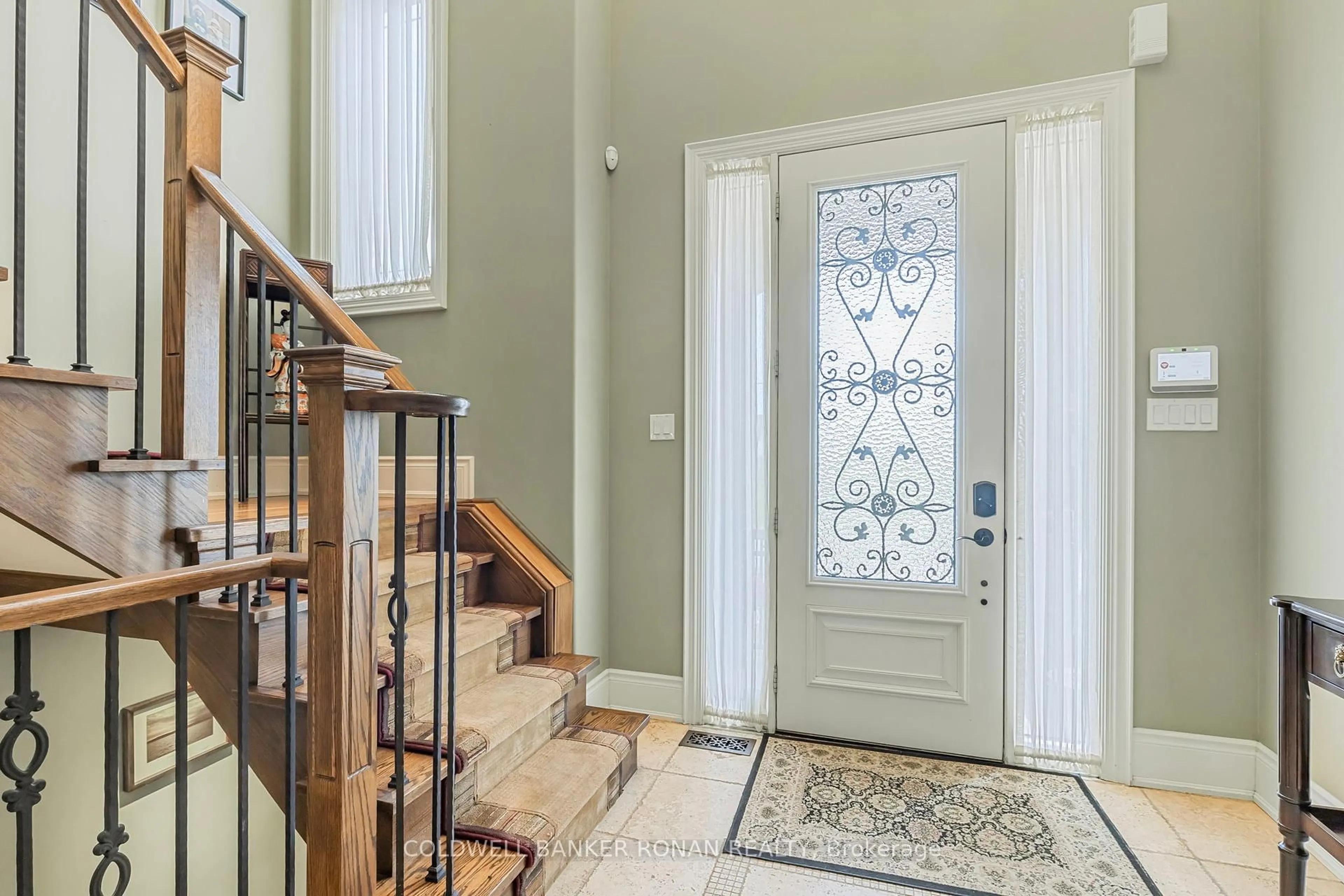 Indoor entryway for 236 King St, New Tecumseth Ontario L9R 0H6