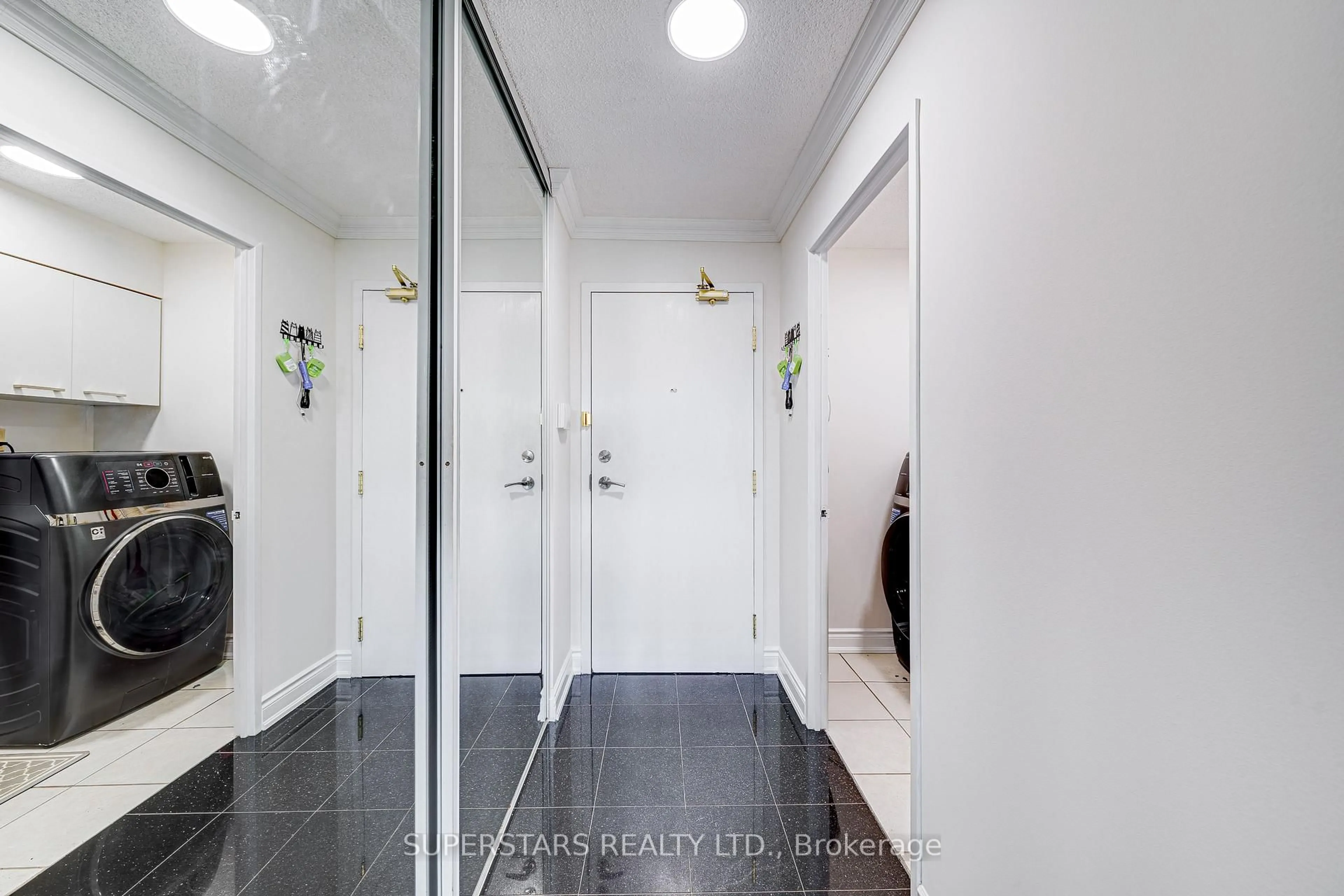Indoor entryway for 7300 Yonge St #512, Vaughan Ontario L4J 7Y5