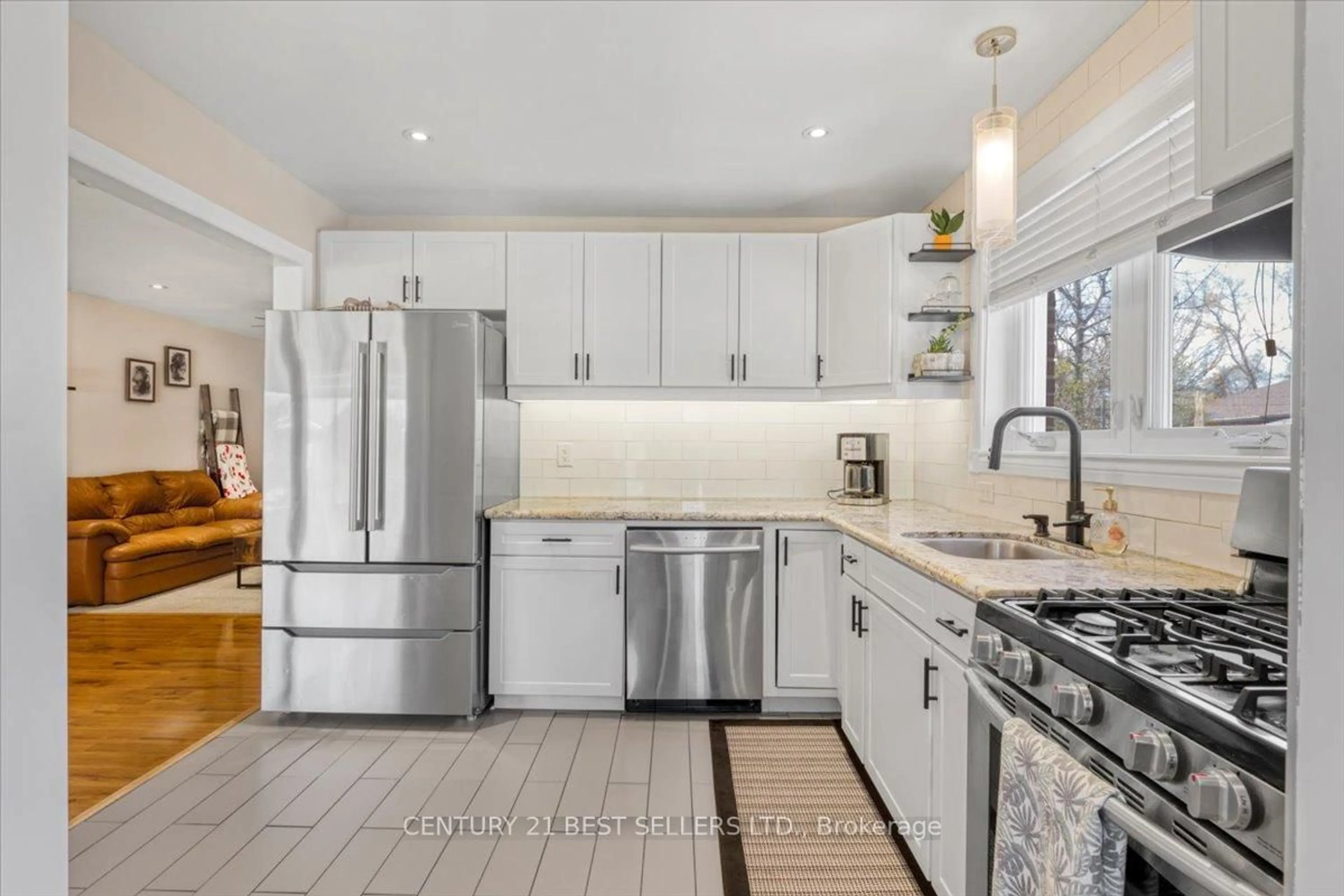 Open concept kitchen, ceramic/tile floor for 240 Elka Dr, Richmond Hill Ontario L4C 3A3