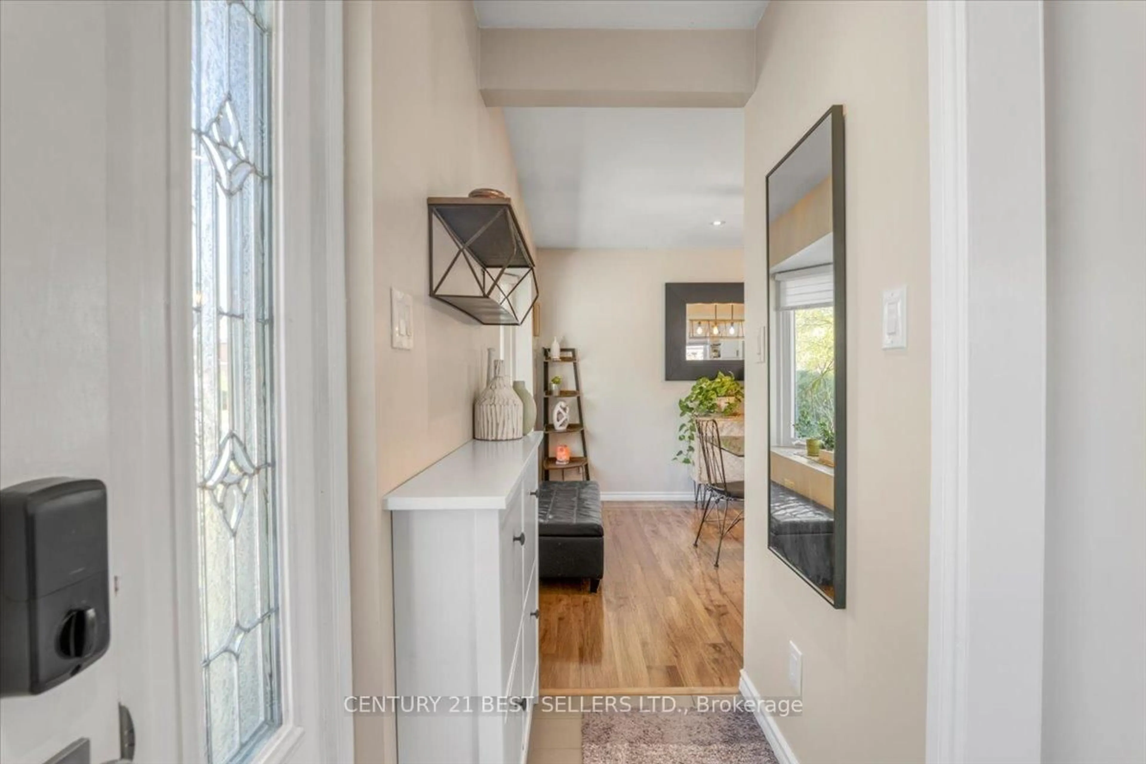 Indoor entryway for 240 Elka Dr, Richmond Hill Ontario L4C 3A3