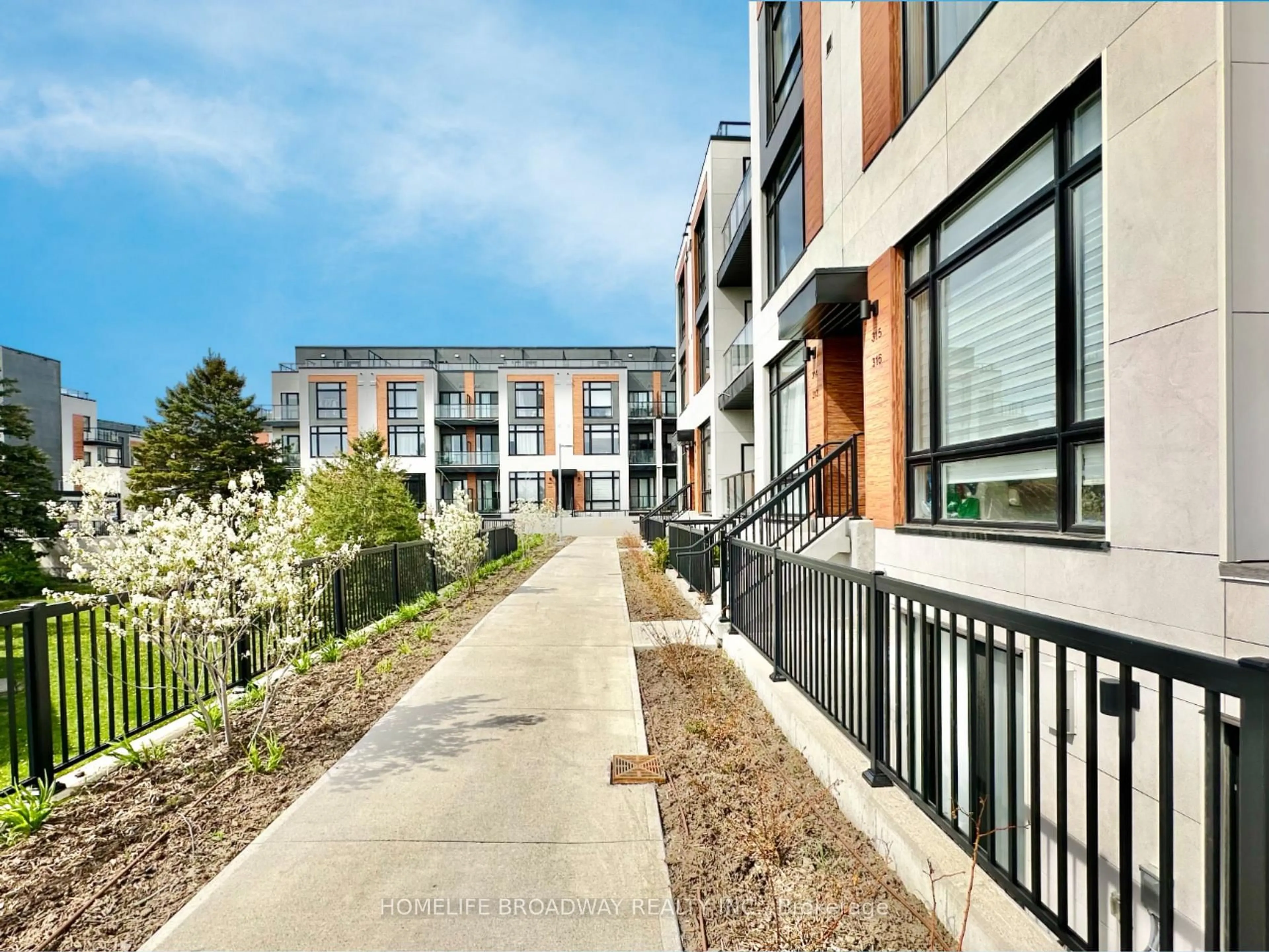 Patio, street for 6 Steckley House Lane #314, Richmond Hill Ontario L4S 0N1