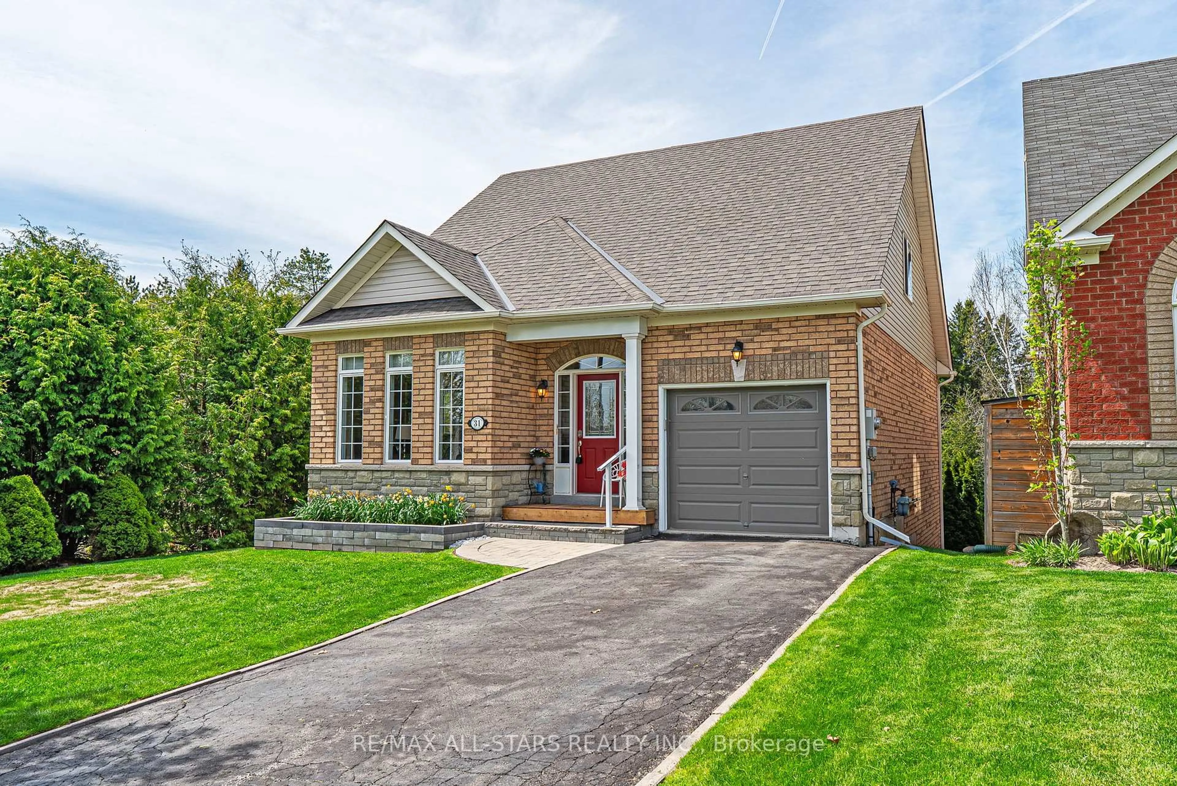 Home with brick exterior material, street for 31 Meadow's End Cres, Uxbridge Ontario L9P 0A5