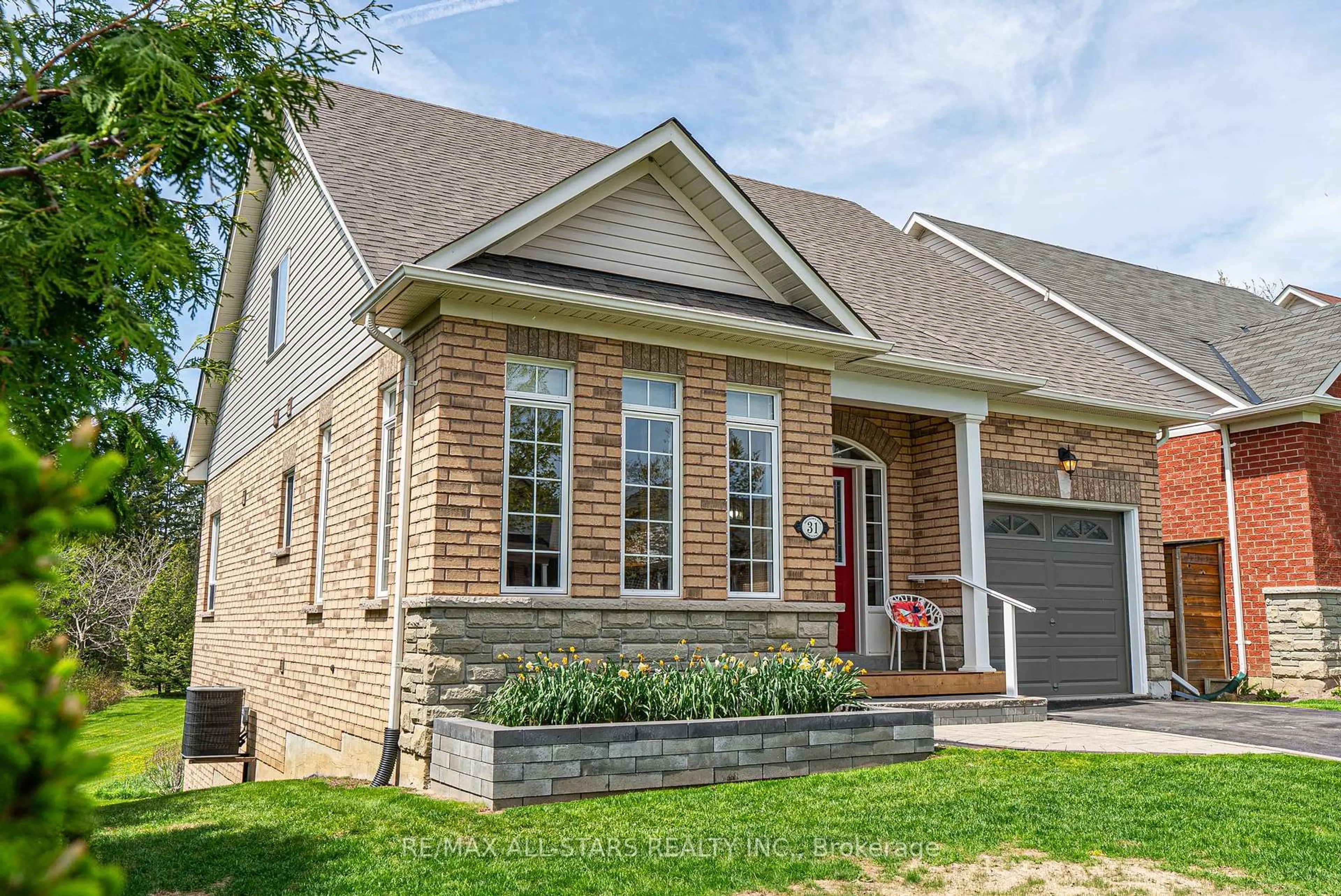 Home with brick exterior material, street for 31 Meadow's End Cres, Uxbridge Ontario L9P 0A5