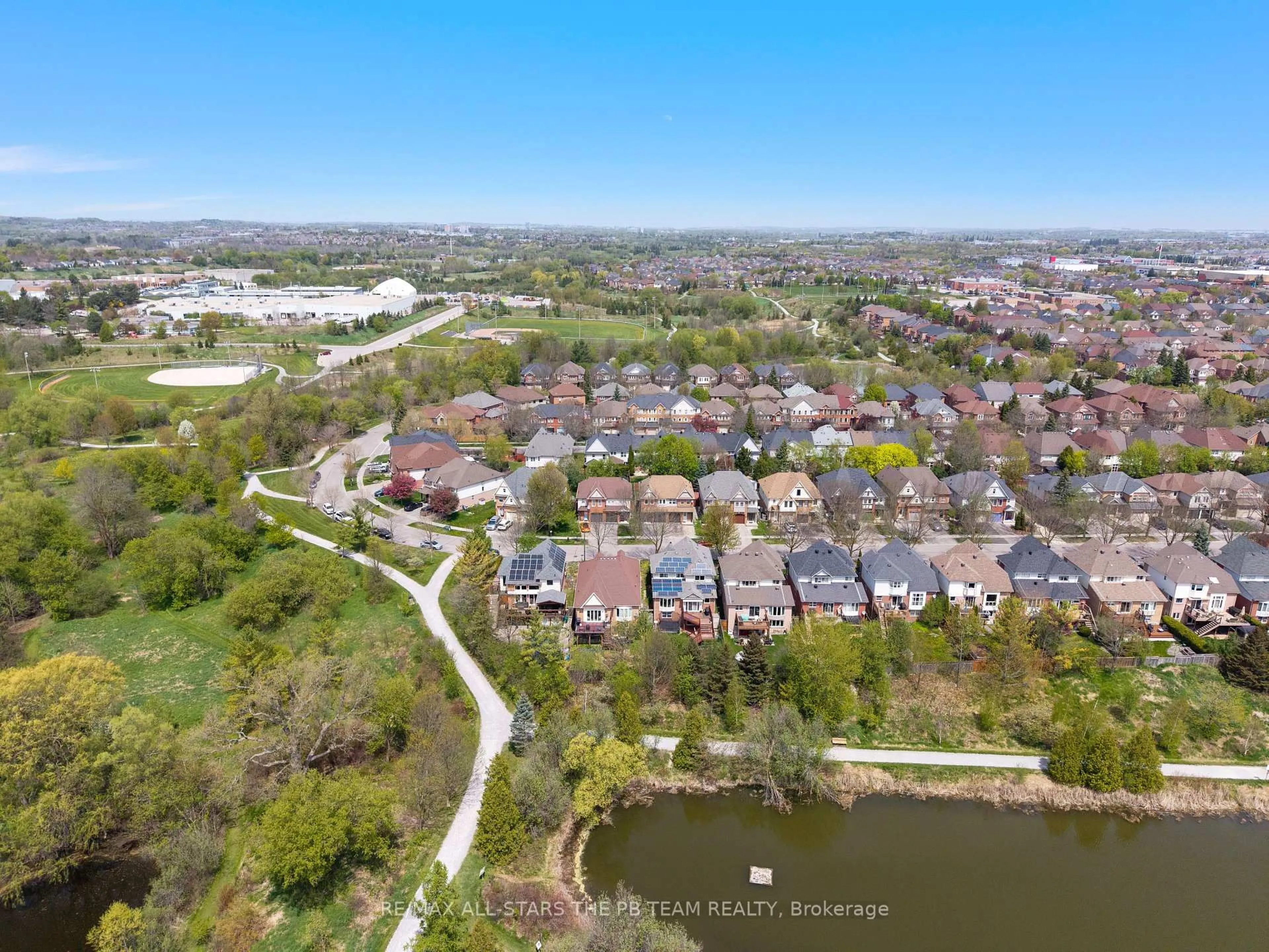 A pic from outside/outdoor area/front of a property/back of a property/a pic from drone, water/lake/river/ocean view for 58 Woodroof Cres, Aurora Ontario L4G 7H4