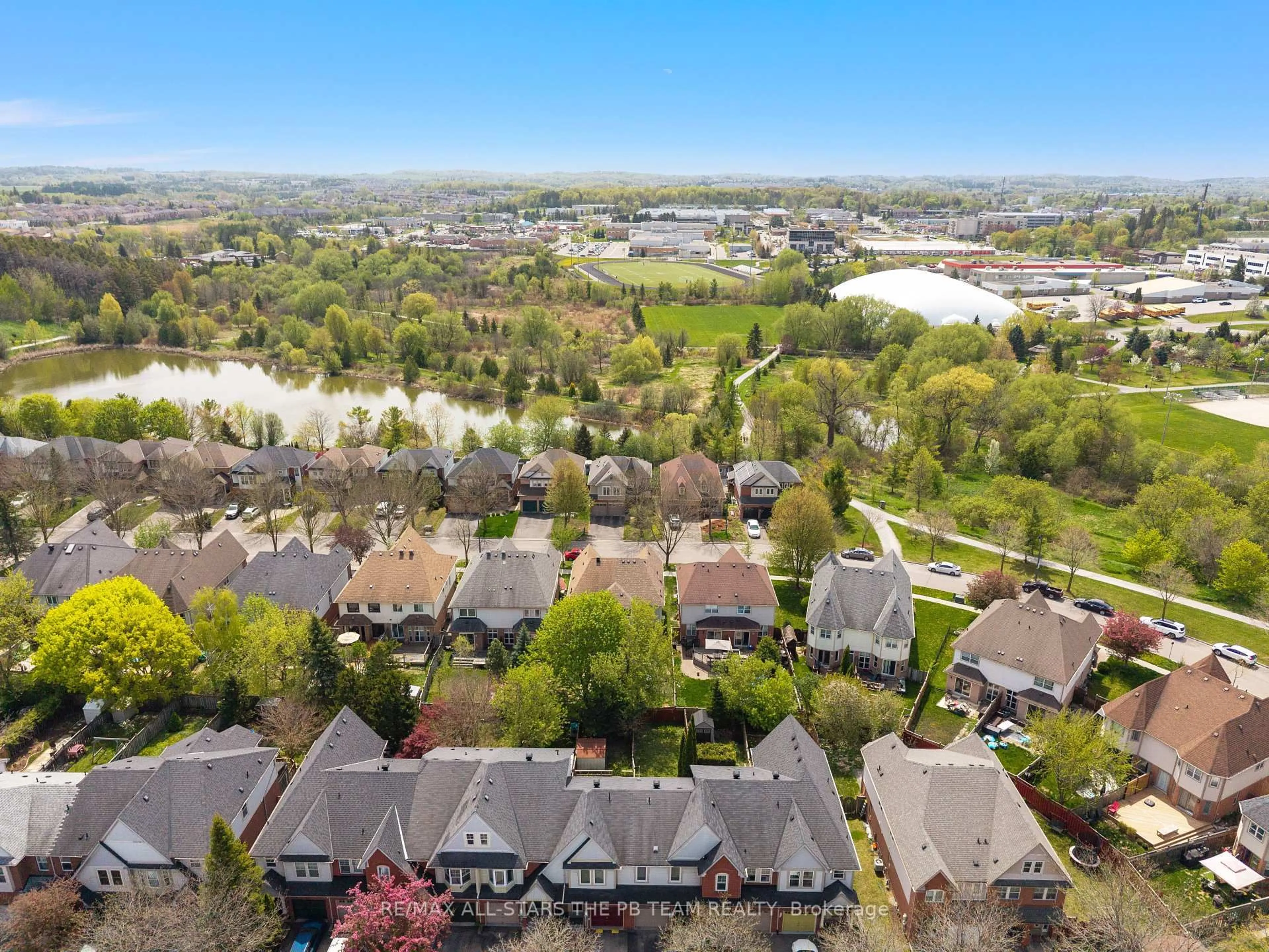 A pic from outside/outdoor area/front of a property/back of a property/a pic from drone, unknown for 58 Woodroof Cres, Aurora Ontario L4G 7H4