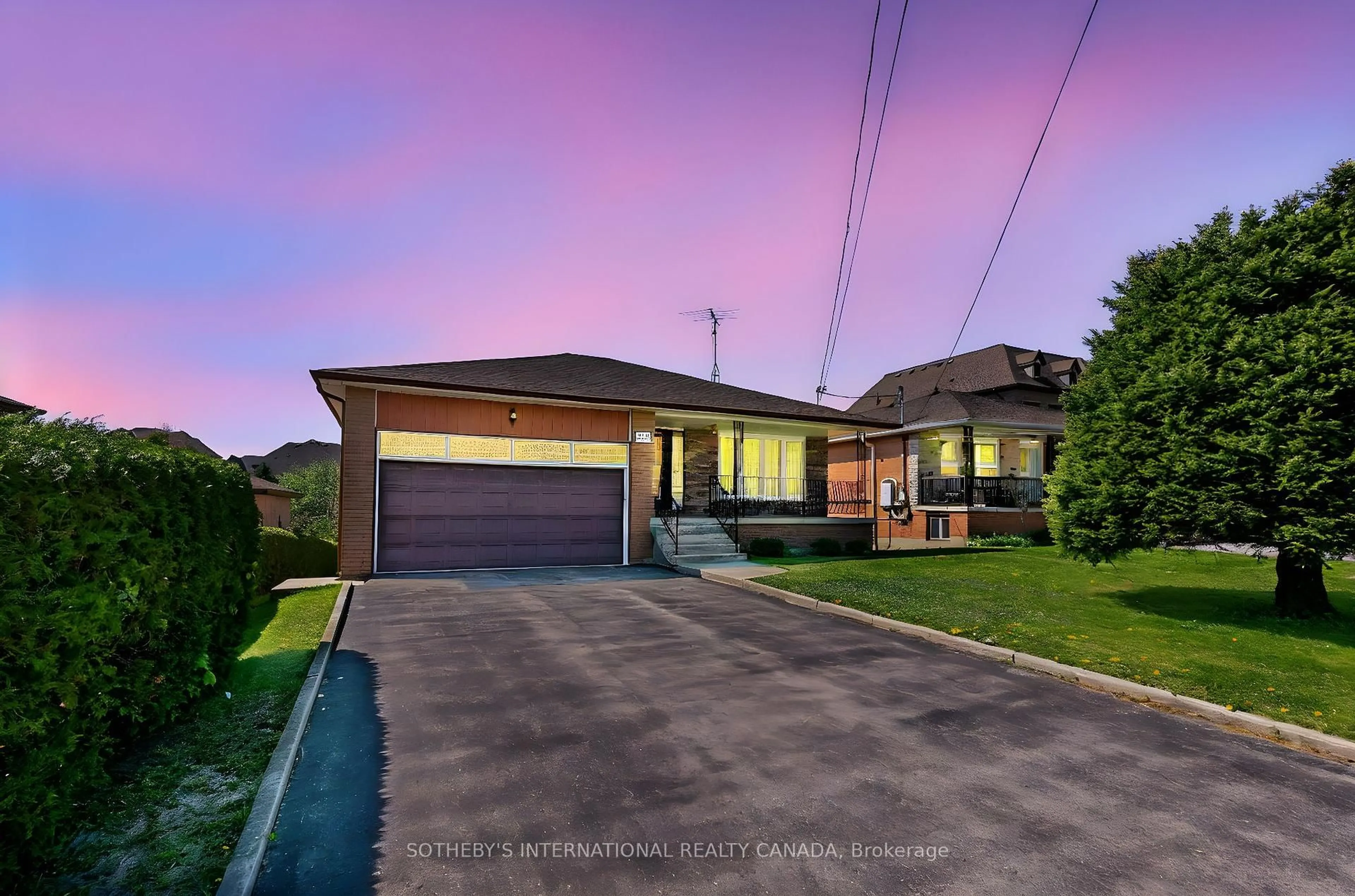 A pic from outside/outdoor area/front of a property/back of a property/a pic from drone, street for 227 Elgin Mills Rd, Richmond Hill Ontario L4C 4M1