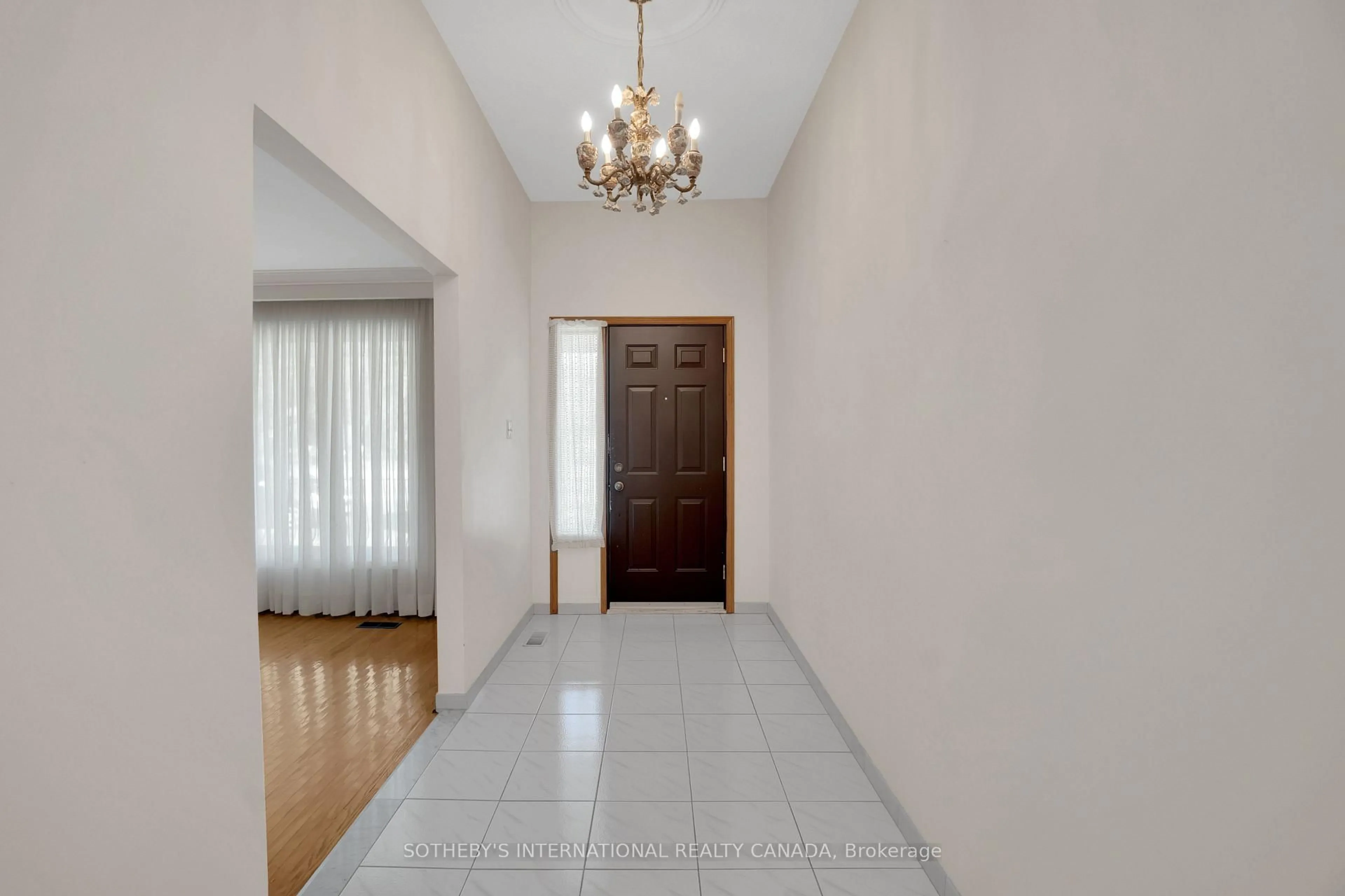 Indoor foyer for 227 Elgin Mills Rd, Richmond Hill Ontario L4C 4M1