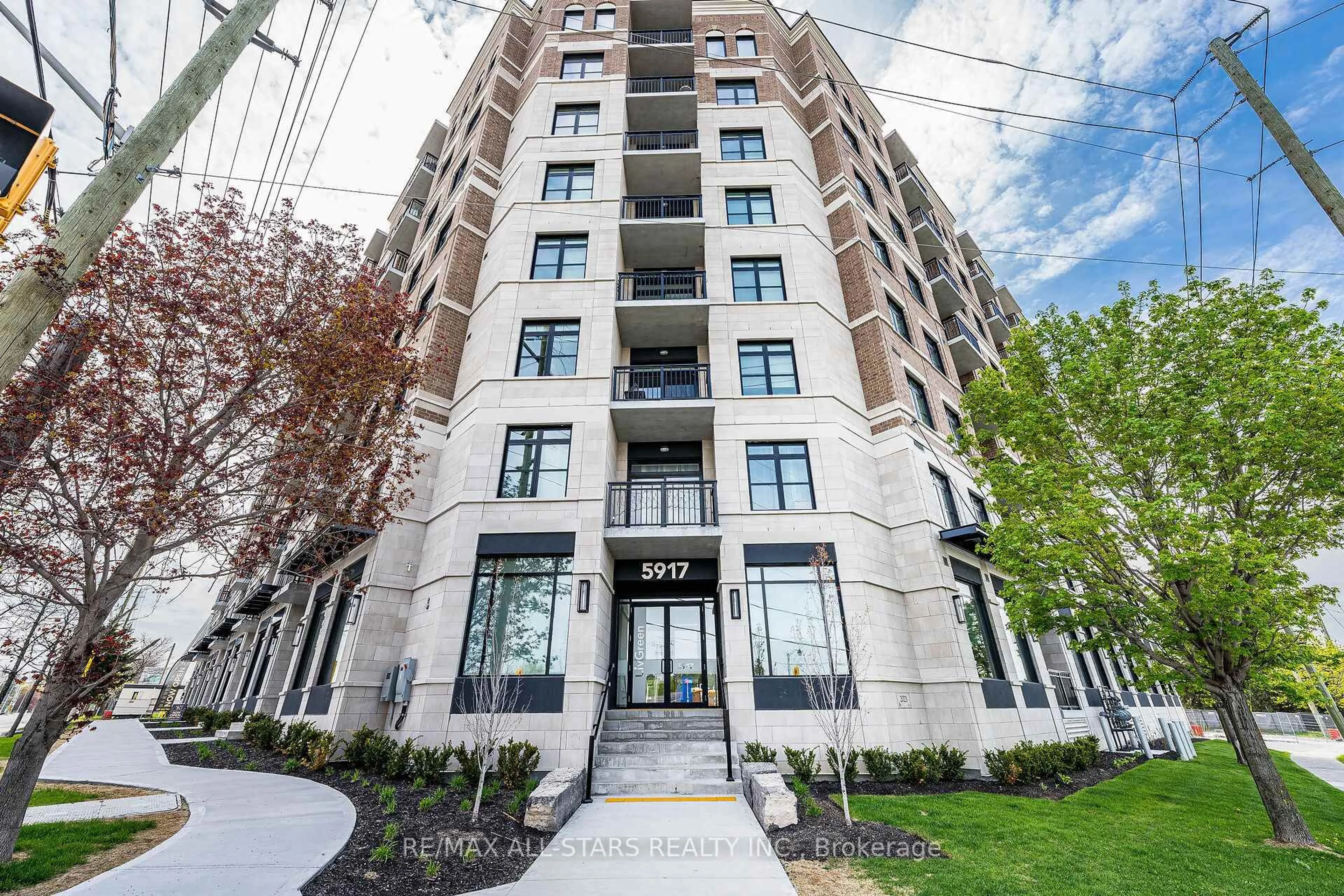 Indoor foyer for 5917 Main St #611, Whitchurch-Stouffville Ontario L4A 2Z9