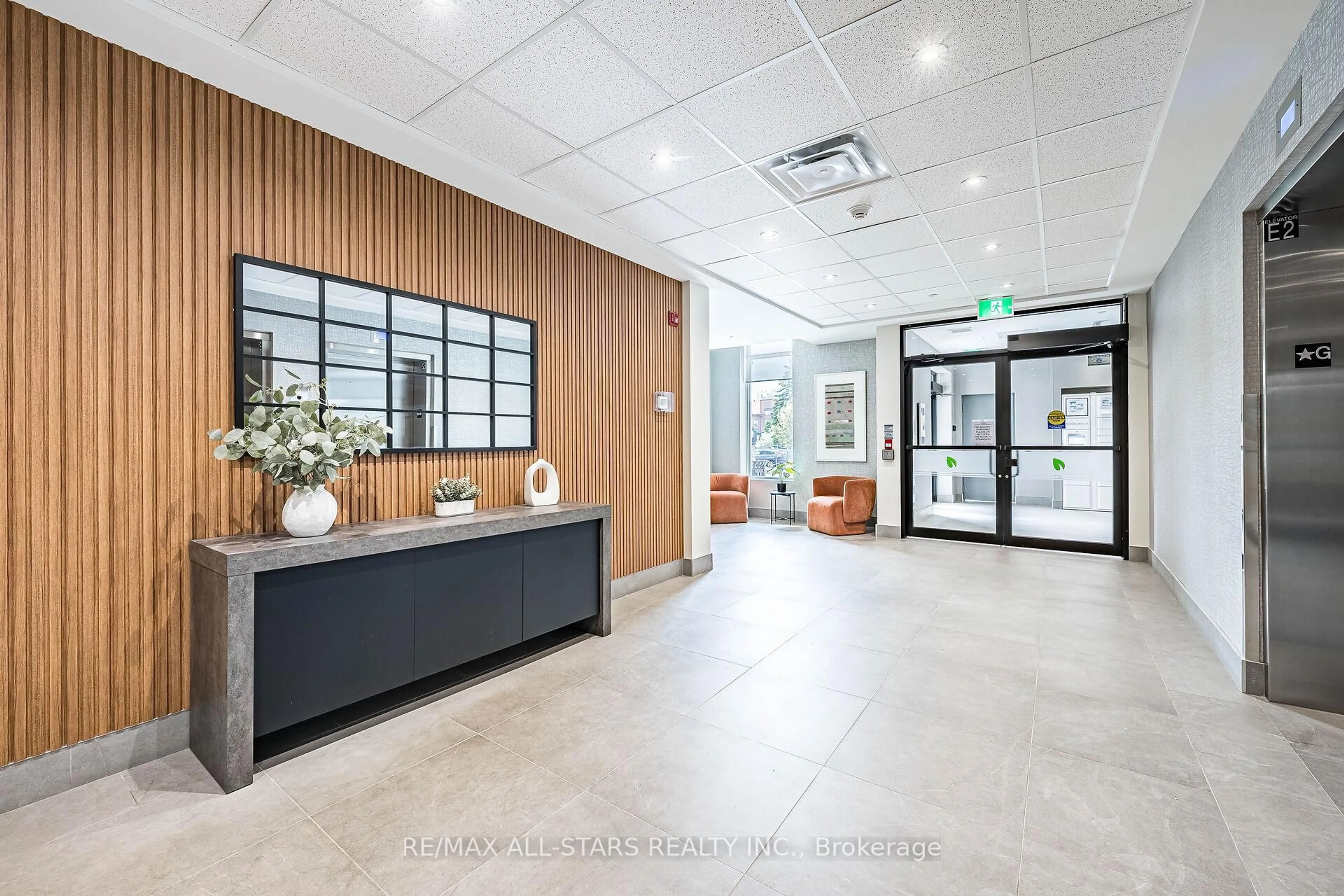 Indoor foyer for 5917 Main St #611, Whitchurch-Stouffville Ontario L4A 2Z9