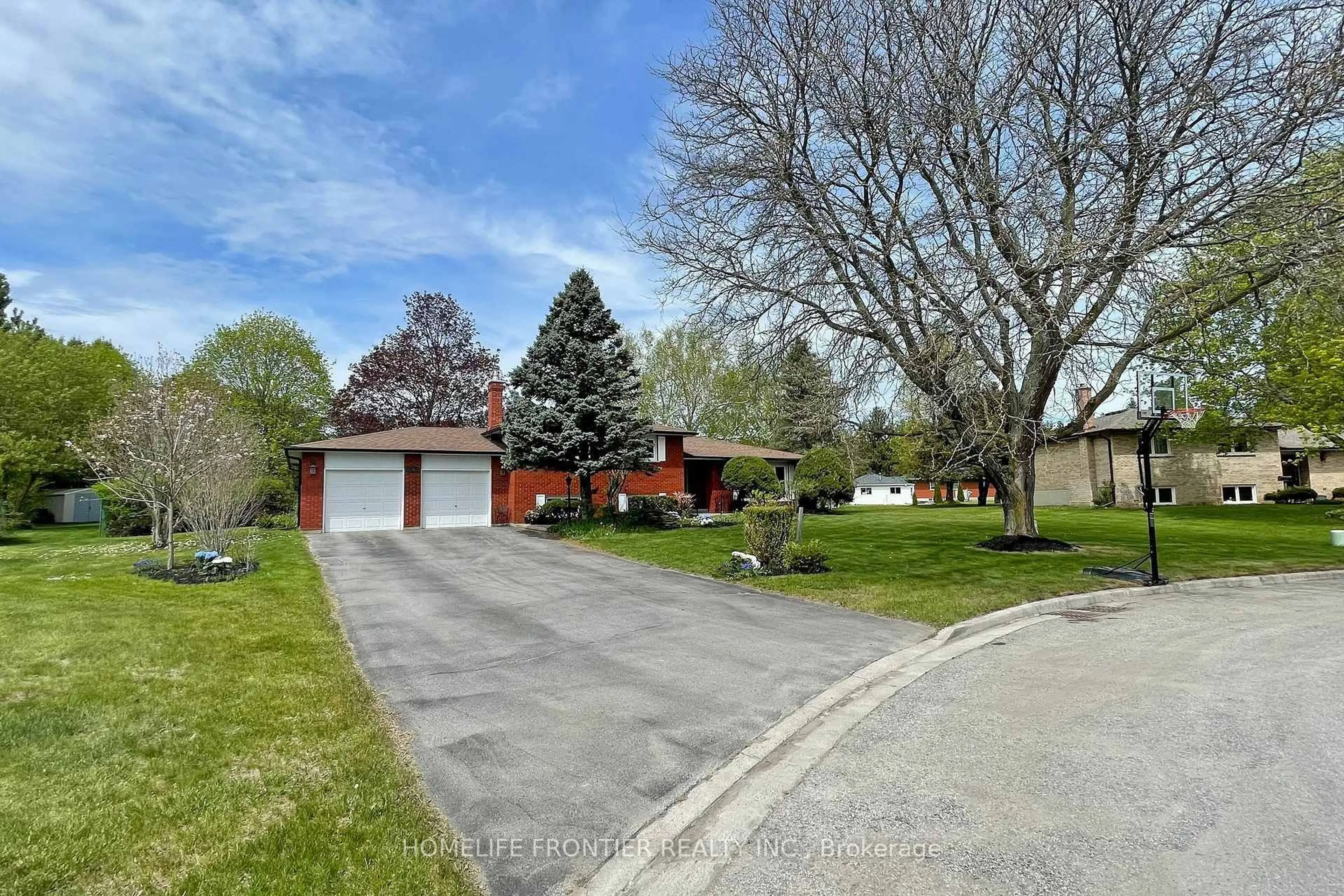 A pic from outside/outdoor area/front of a property/back of a property/a pic from drone, street for 40 Delta Cres, East Gwillimbury Ontario L9N 1G4