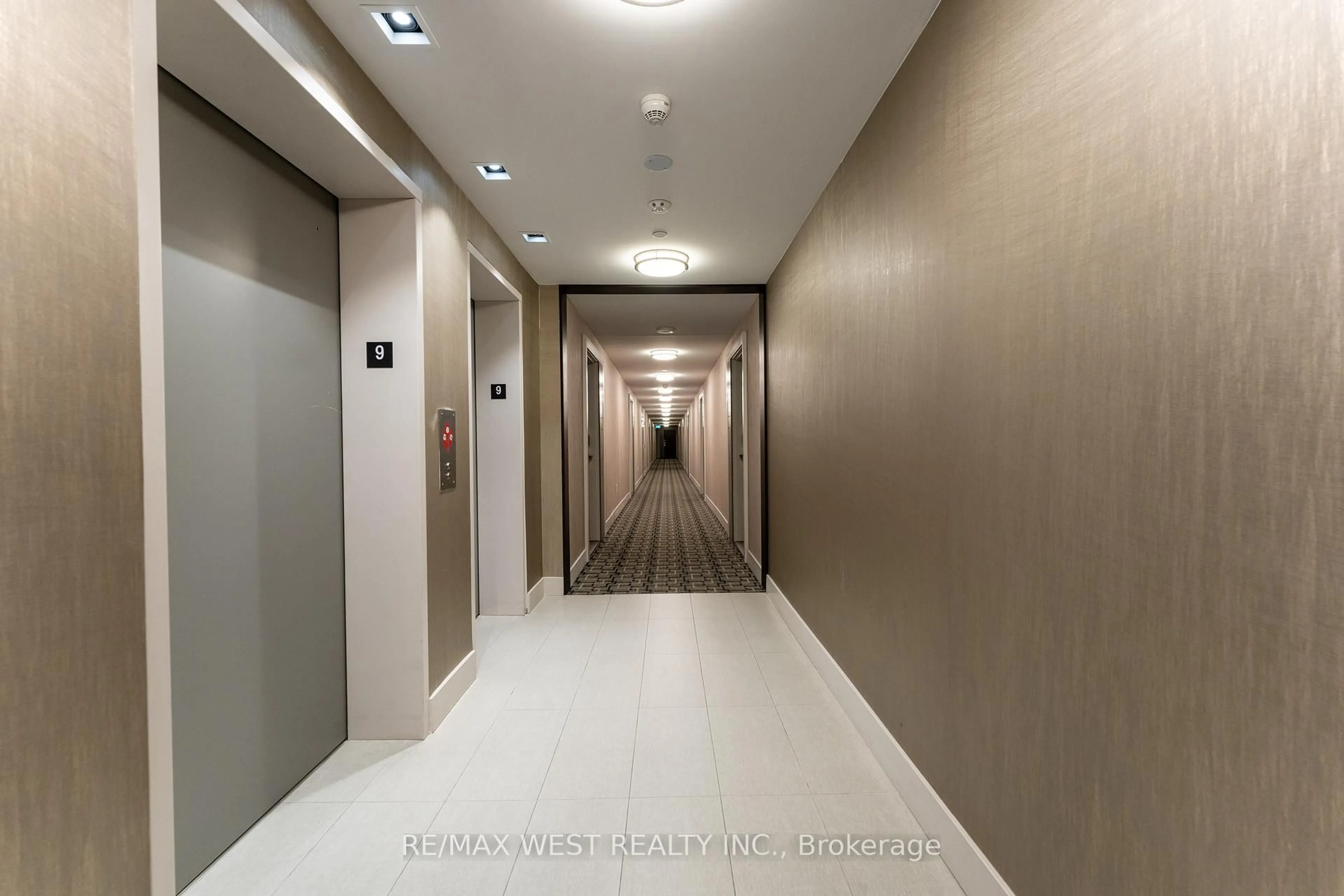 Indoor foyer for 100 Eagle Rock Way #924, Vaughan Ontario L6A 5A7
