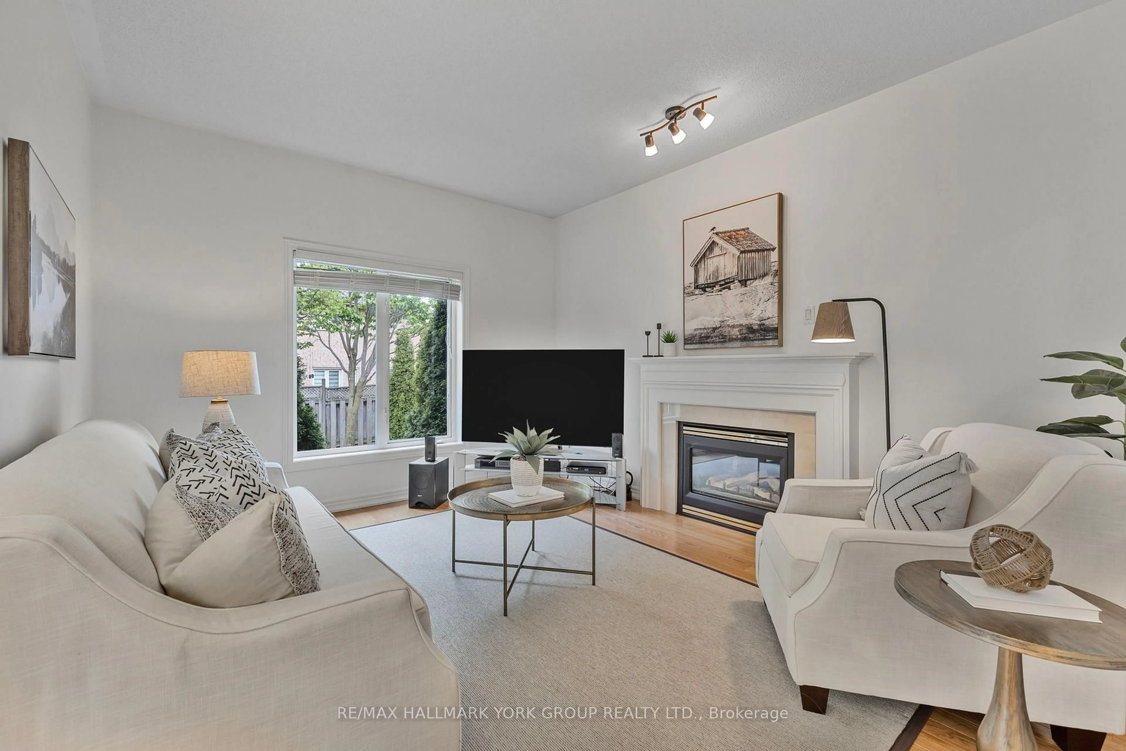 Living room with furniture, unknown for 547 Greig Circ, Newmarket Ontario L3Y 8S6
