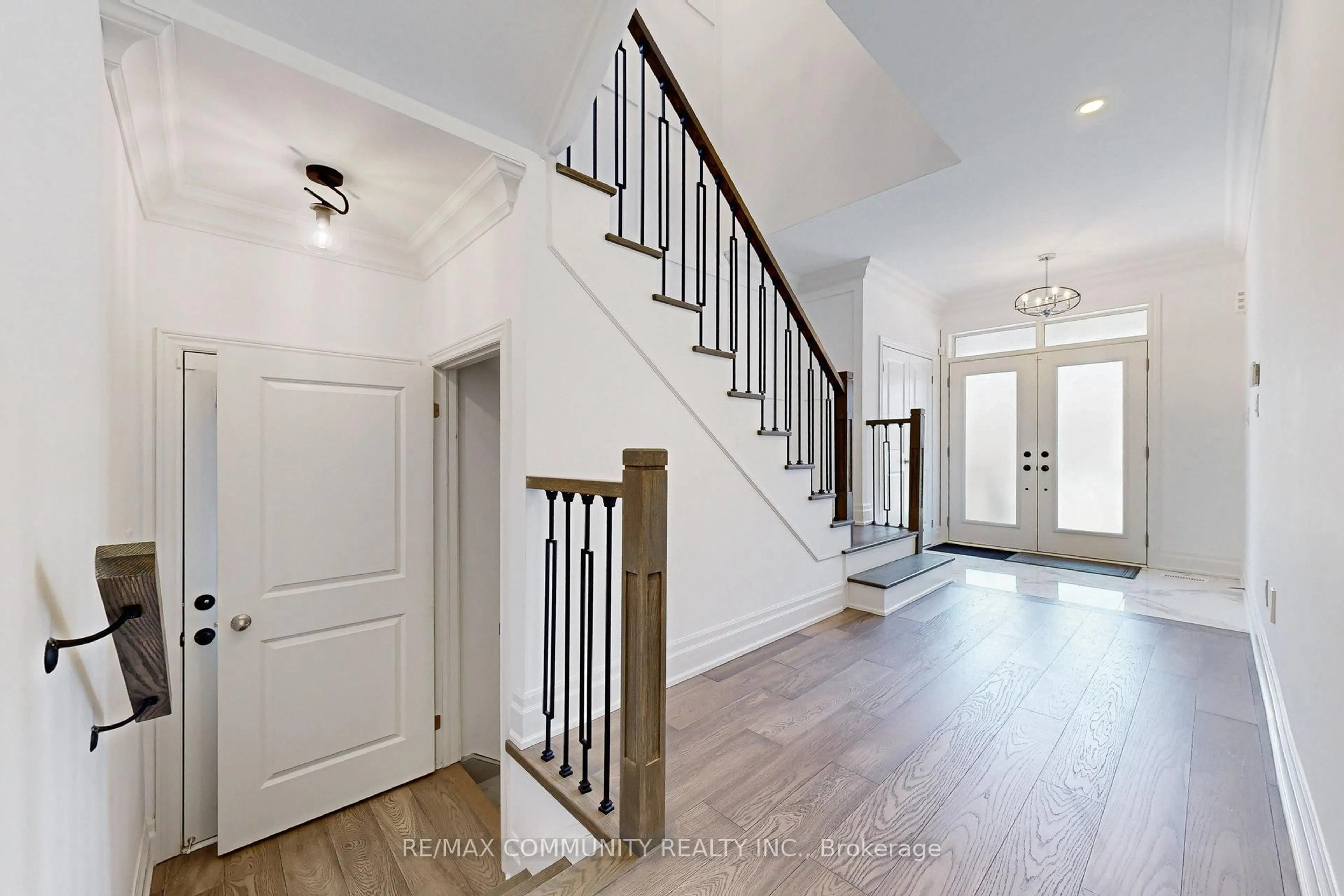 Indoor entryway for 49 Conductor Ave, Whitchurch-Stouffville Ontario L4A 4X5
