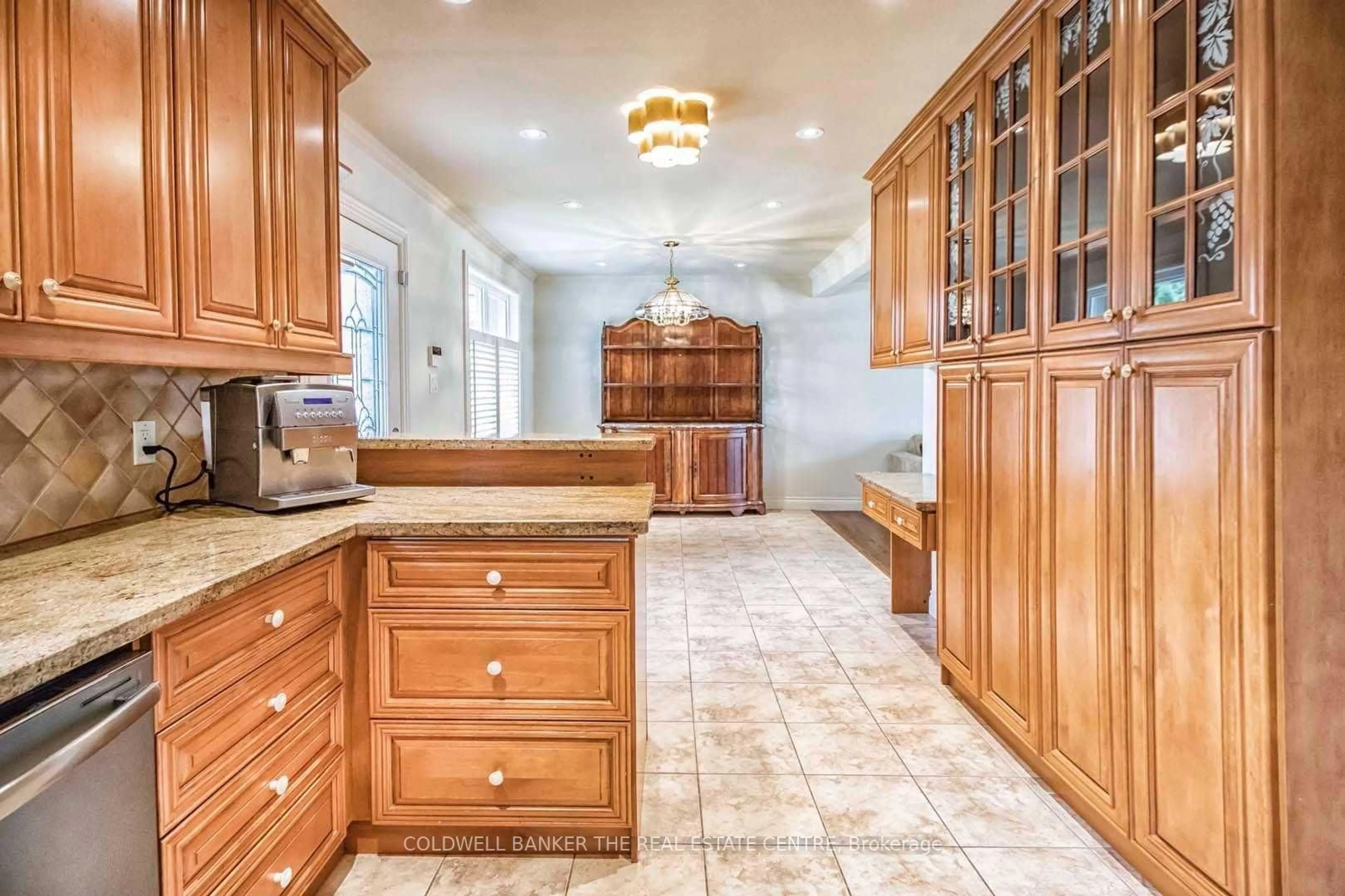 Open concept kitchen, ceramic/tile floor for 4 Orlon Cres, Richmond Hill Ontario L4C 6S5