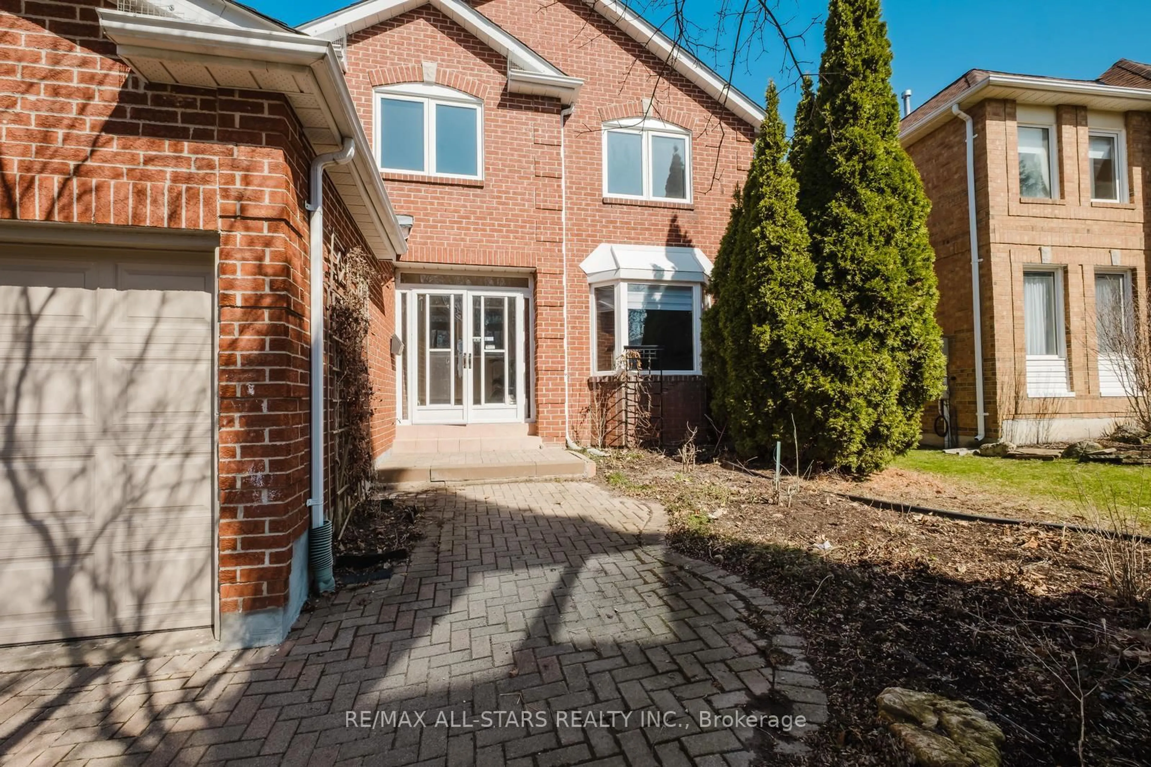 Home with brick exterior material, street for 10 Heathmore Crt, Markham Ontario L3R 8J1
