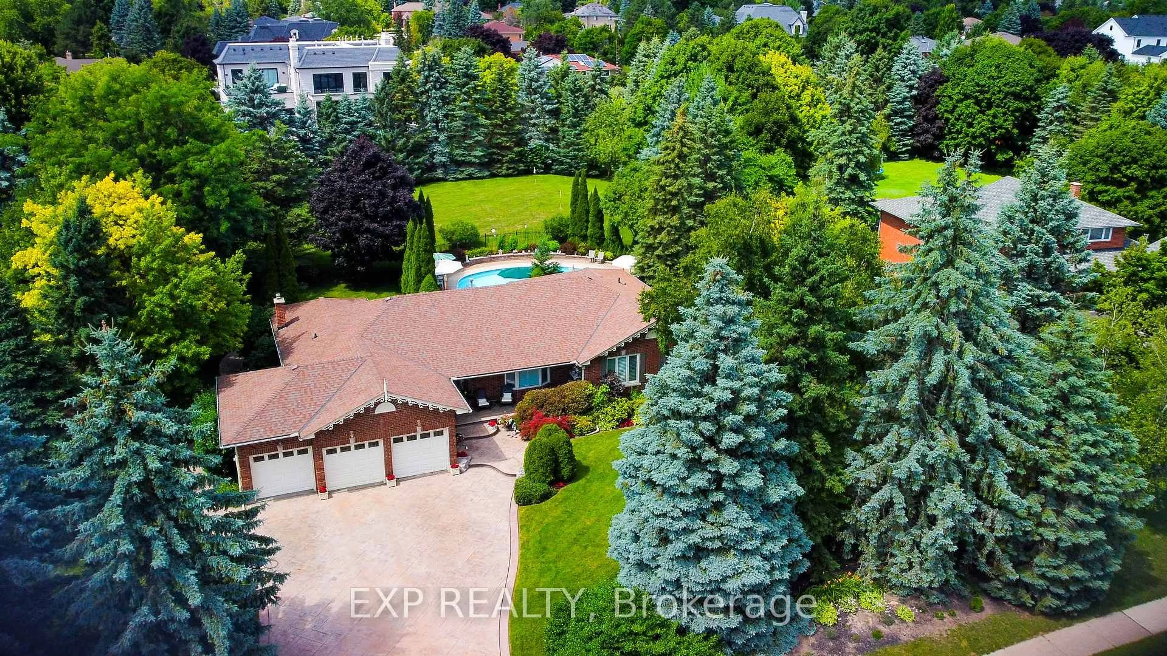 A pic from outside/outdoor area/front of a property/back of a property/a pic from drone, street for 287 Burns Blvd, King Ontario L7B 1E1
