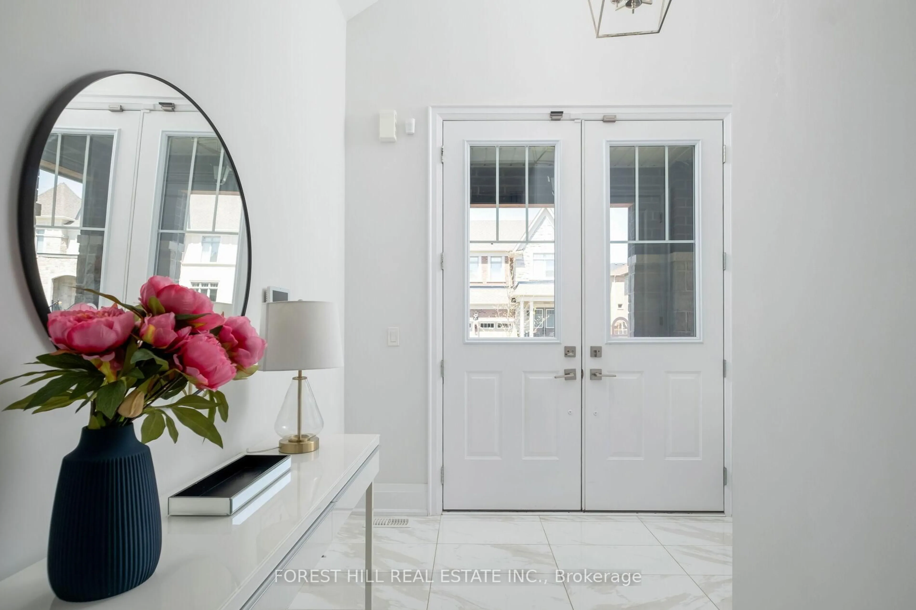 Indoor entryway for 124 Sikura Circ, Aurora Ontario L4G 3Y9